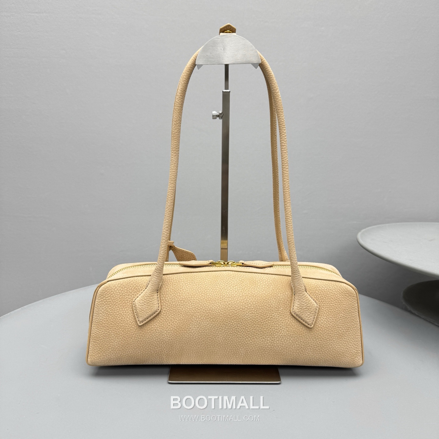 Alaïa Le Teckel Suede Leather Top Handle Shoulder Bag with Dual Zip Detail 알라이아 르 테켈 스웨이드 레더 블루 탑핸들 숄더백 4401 32cm 3