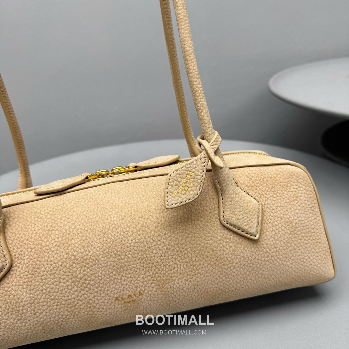 Alaïa Le Teckel Suede Leather Top Handle Shoulder Bag with Dual Zip Detail 알라이아 르 테켈 스웨이드 레더 블루 탑핸들 숄더백 4401 32cm 5