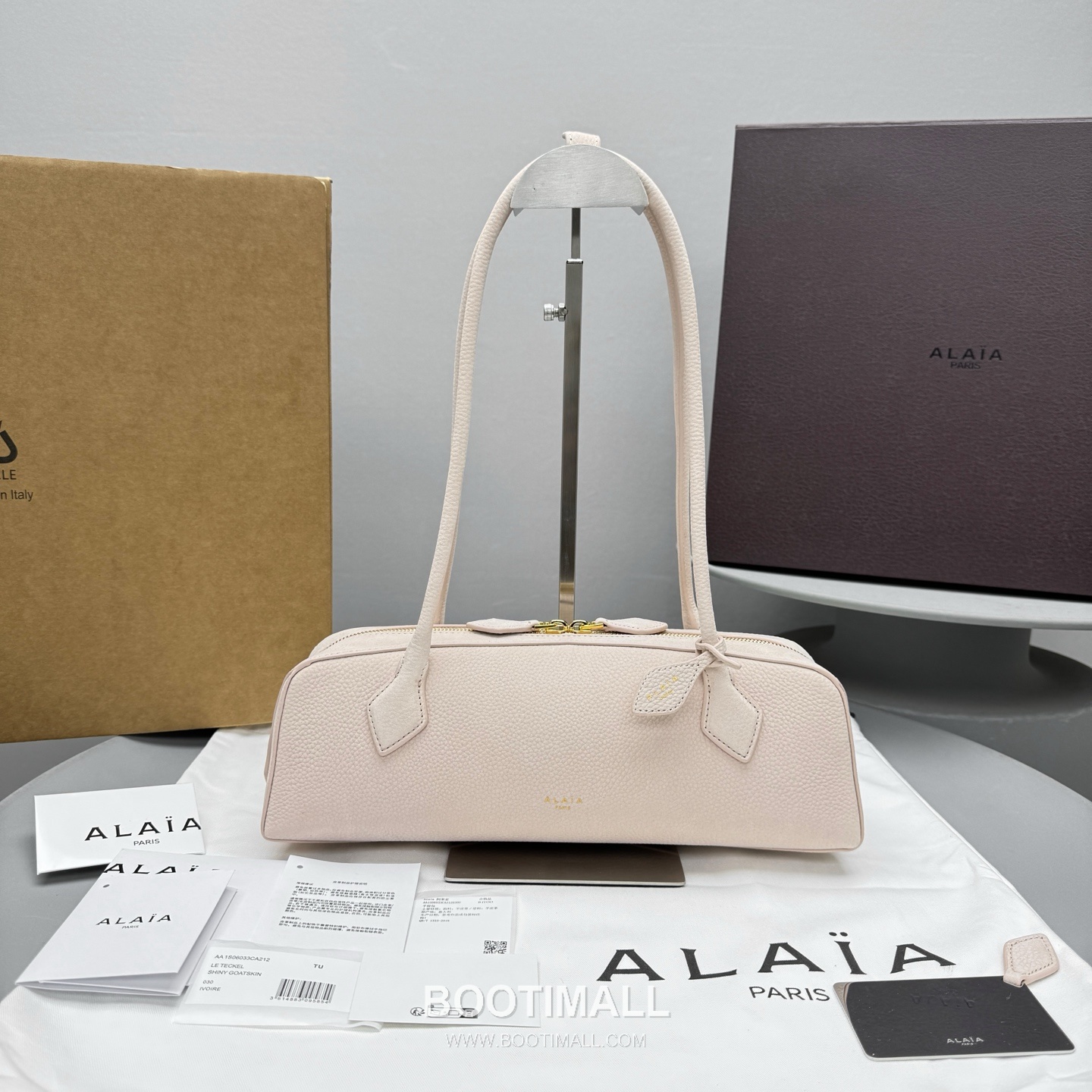 Alaïa Le Teckel Suede Leather Top Handle Shoulder Bag with Dual Zip Detail 알라이아 르 테켈 스웨이드 레더 블루 탑핸들 숄더백 4401 32cm 1
