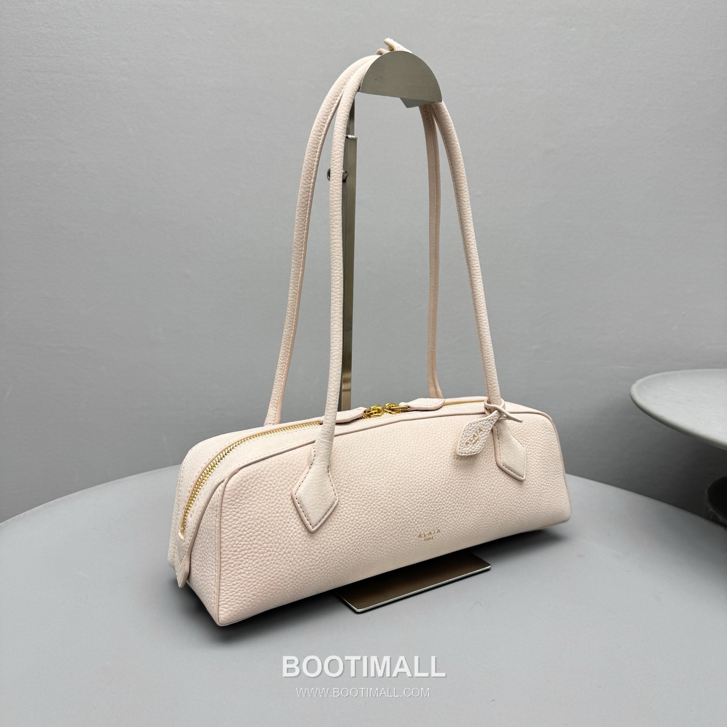 Alaïa Le Teckel Suede Leather Top Handle Shoulder Bag with Dual Zip Detail 알라이아 르 테켈 스웨이드 레더 블루 탑핸들 숄더백 4401 32cm 2