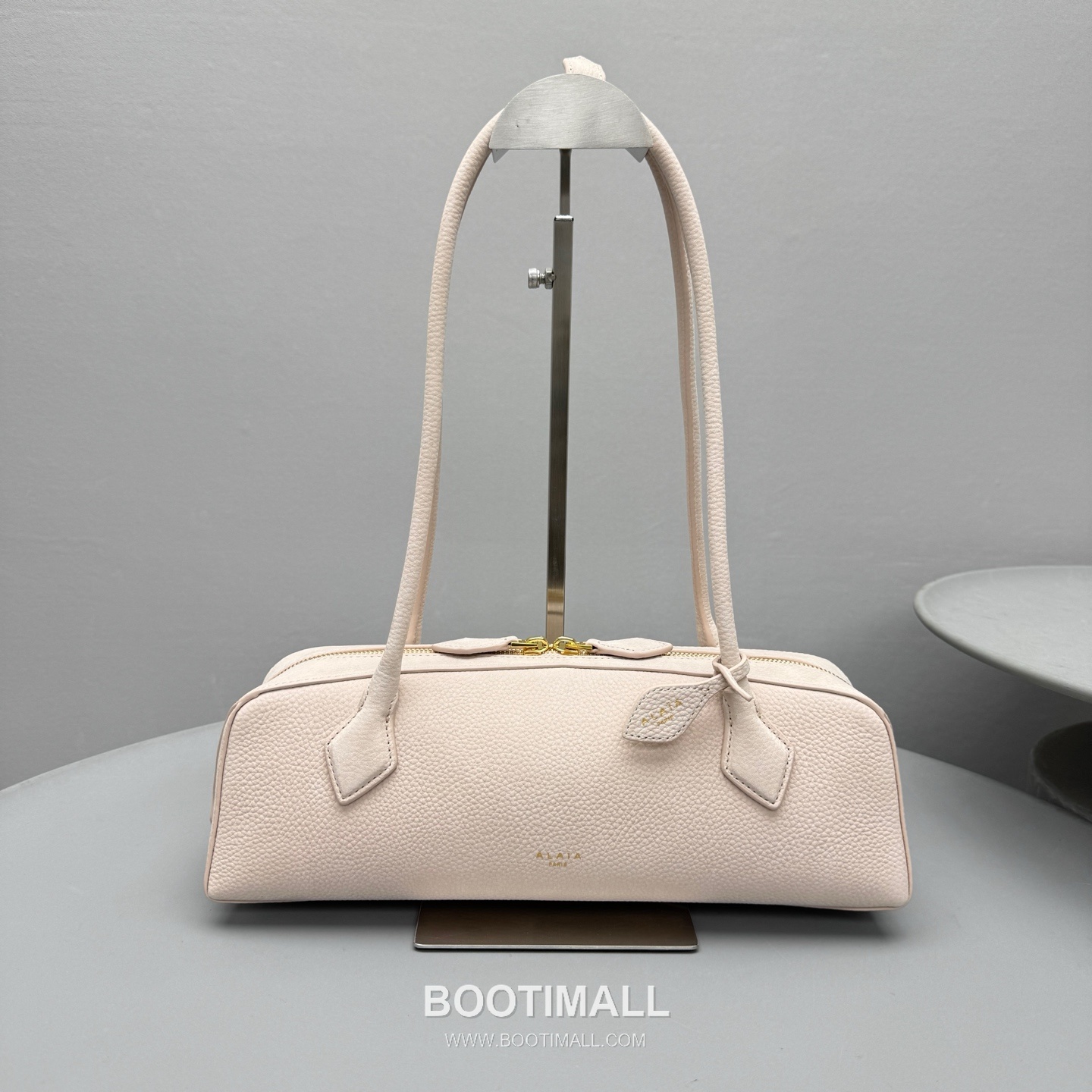 Alaïa Le Teckel Suede Leather Top Handle Shoulder Bag with Dual Zip Detail 알라이아 르 테켈 스웨이드 레더 블루 탑핸들 숄더백 4401 32cm 3