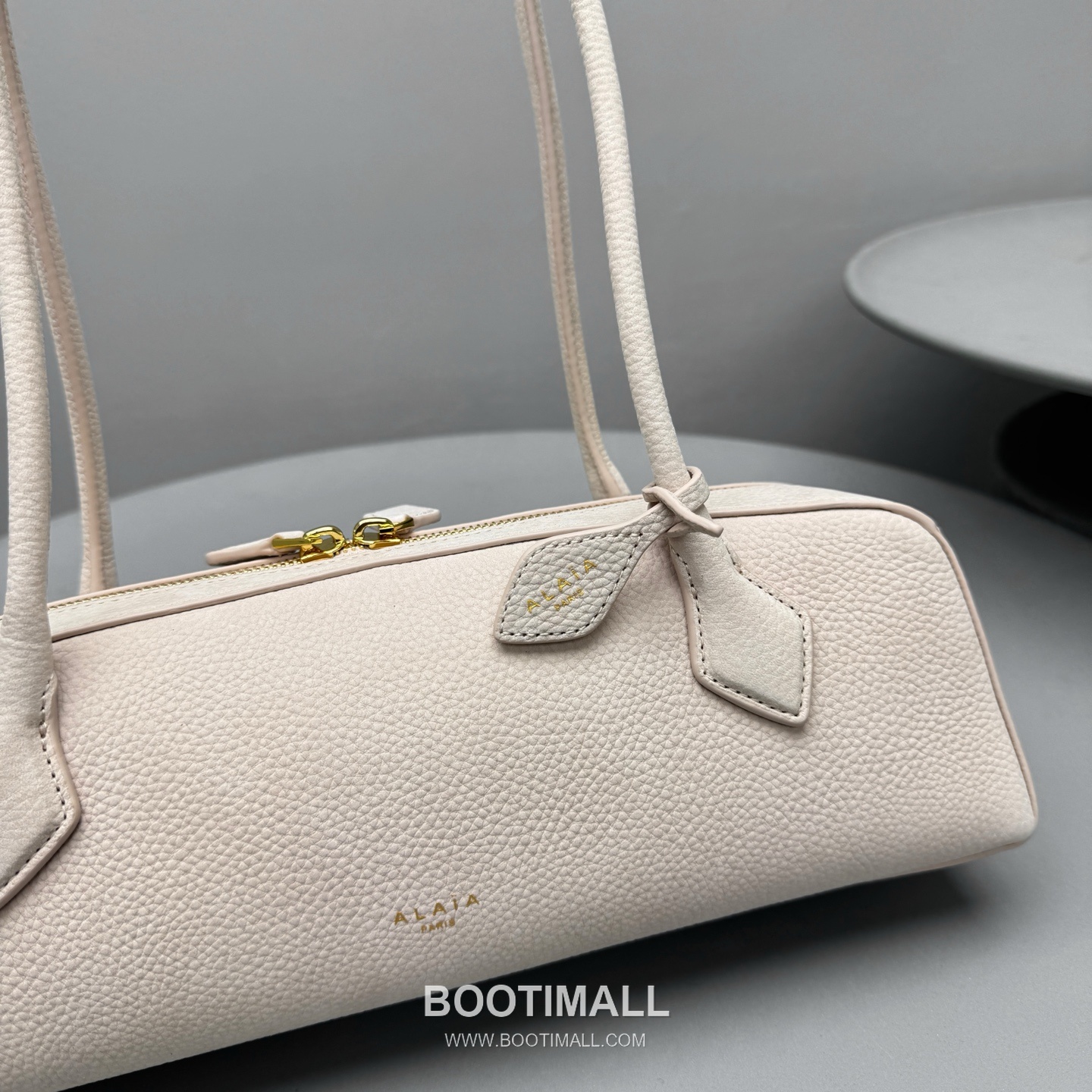 Alaïa Le Teckel Suede Leather Top Handle Shoulder Bag with Dual Zip Detail 알라이아 르 테켈 스웨이드 레더 블루 탑핸들 숄더백 4401 32cm 5