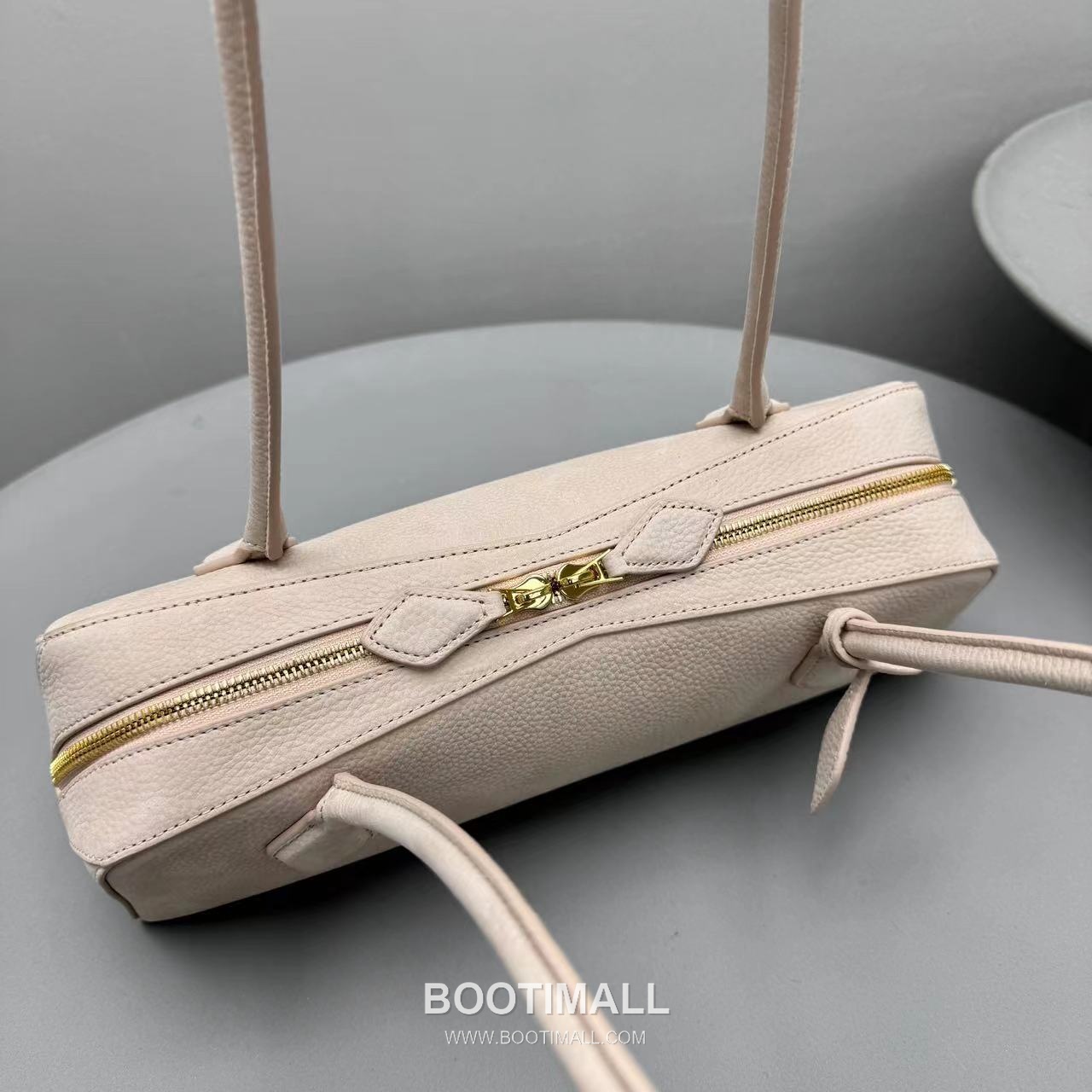 Alaïa Le Teckel Suede Leather Top Handle Shoulder Bag with Dual Zip Detail 알라이아 르 테켈 스웨이드 레더 블루 탑핸들 숄더백 4401 32cm 7