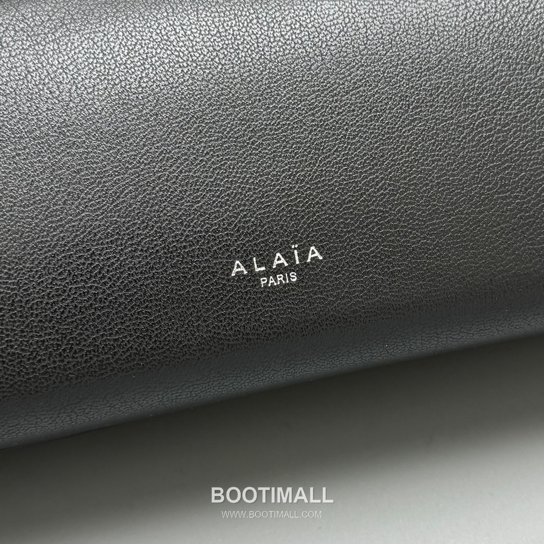 Alaïa Le Teckel Suede Leather Top Handle Shoulder Bag with Dual Zip Detail 알라이아 르 테켈 스웨이드 레더 블루 탑핸들 숄더백 4401 32cm 5