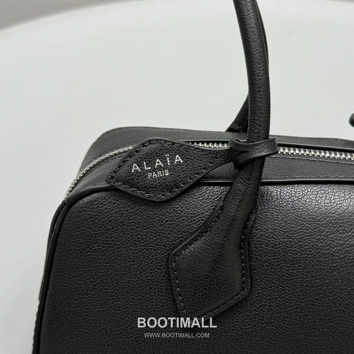 Alaïa Le Teckel Suede Leather Top Handle Shoulder Bag with Dual Zip Detail 알라이아 르 테켈 스웨이드 레더 블루 탑핸들 숄더백 4401 32cm 6