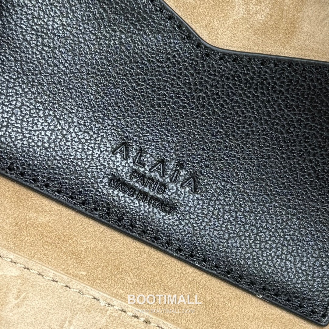 Alaïa Le Teckel Suede Leather Top Handle Shoulder Bag with Dual Zip Detail 알라이아 르 테켈 스웨이드 레더 블루 탑핸들 숄더백 4401 32cm 9