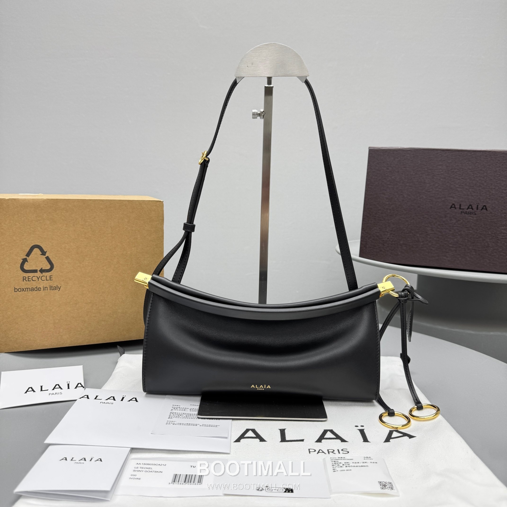 Alaïa Le Click Calfskin Leather Crossbody Shoulder Bag with Adjustable Strap Detail 알라이아 르 클릭 카프스킨 블랙 크로스 숄더백 4490 25cm 1