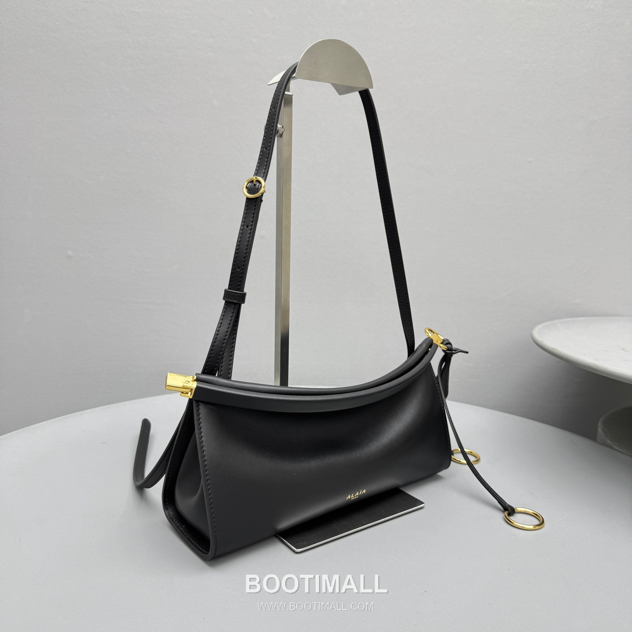 Alaïa Le Click Calfskin Leather Crossbody Shoulder Bag with Adjustable Strap Detail 알라이아 르 클릭 카프스킨 블랙 크로스 숄더백 4490 25cm 2