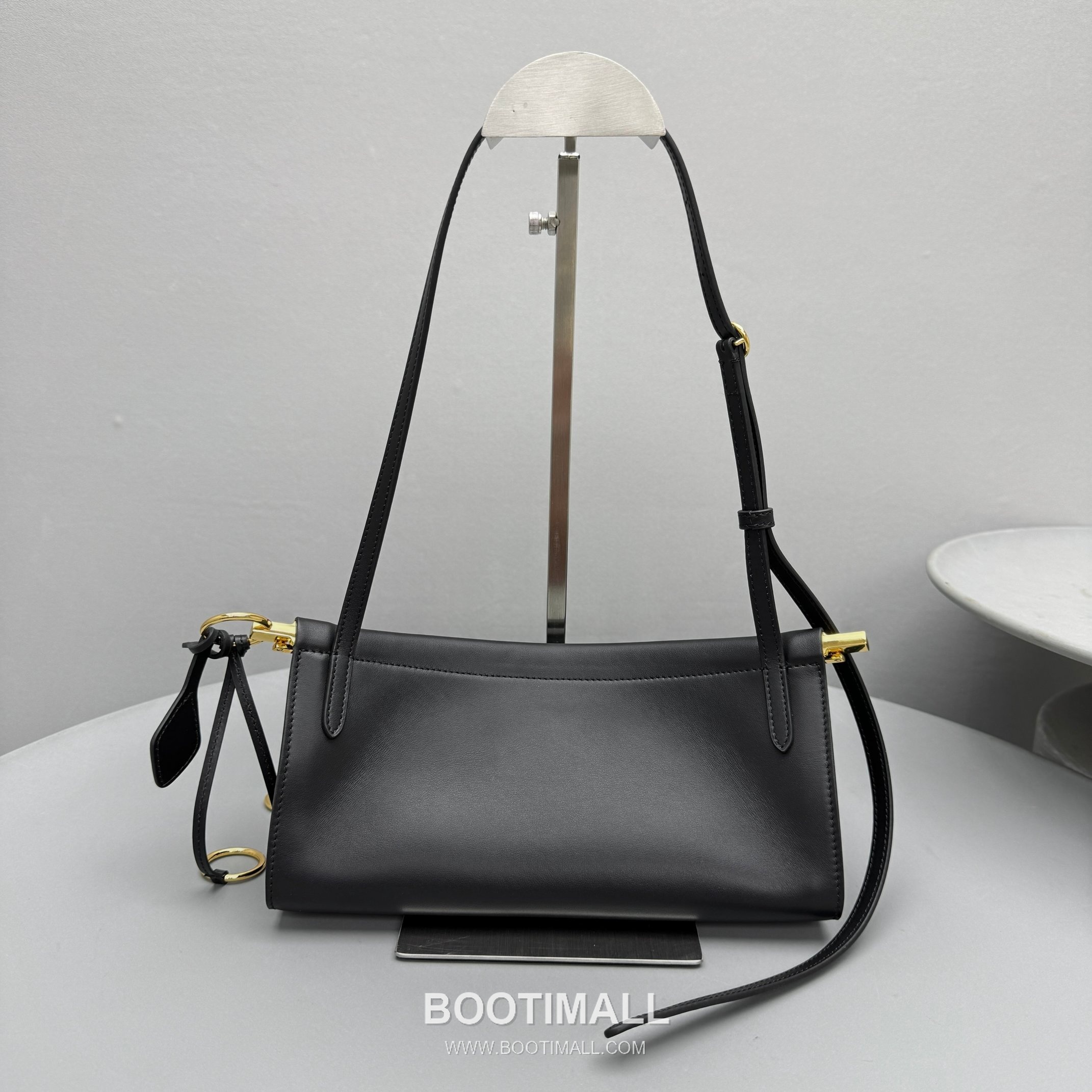Alaïa Le Click Calfskin Leather Crossbody Shoulder Bag with Adjustable Strap Detail 알라이아 르 클릭 카프스킨 블랙 크로스 숄더백 4490 25cm 3
