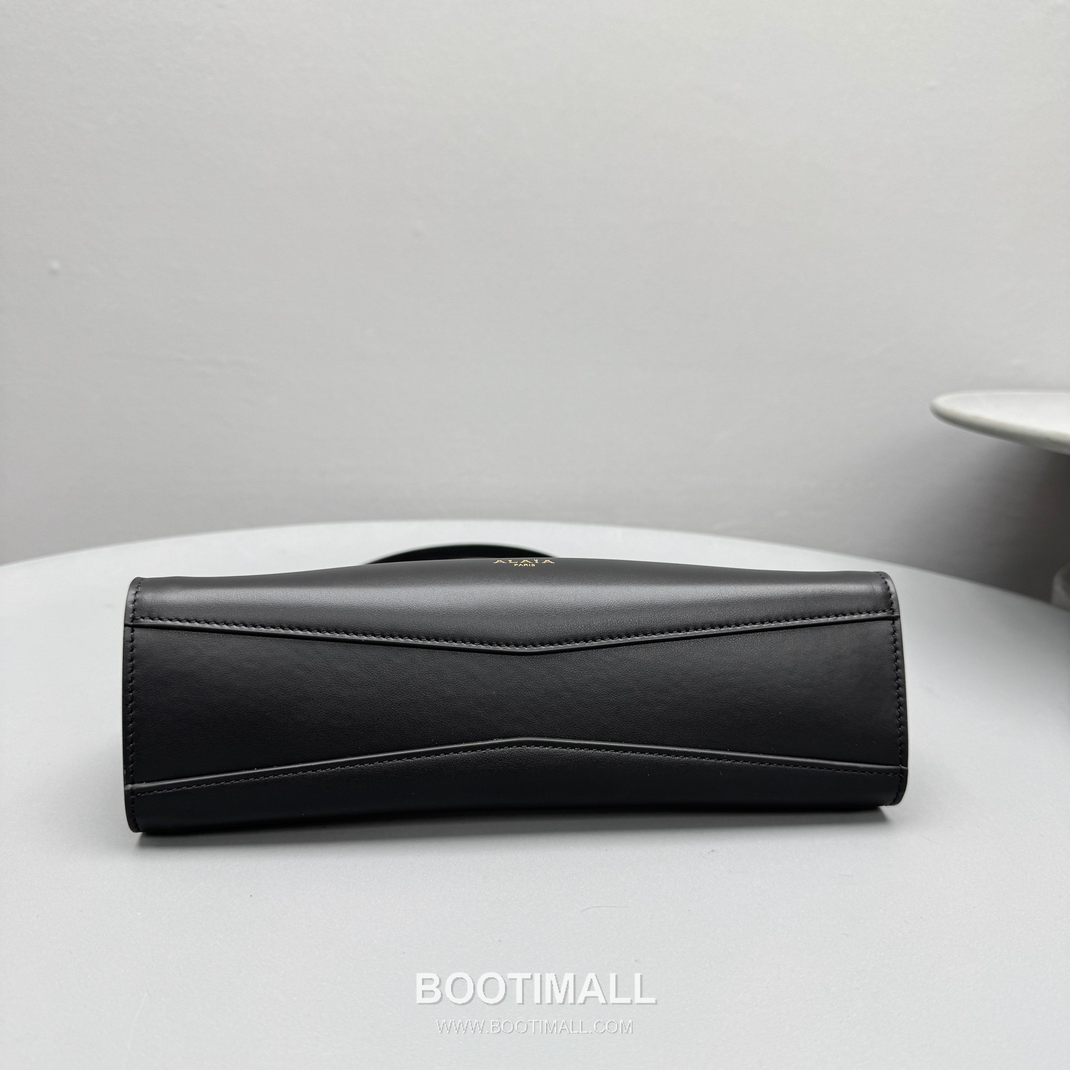 Alaïa Le Click Calfskin Leather Crossbody Shoulder Bag with Adjustable Strap Detail 알라이아 르 클릭 카프스킨 블랙 크로스 숄더백 4490 25cm 4