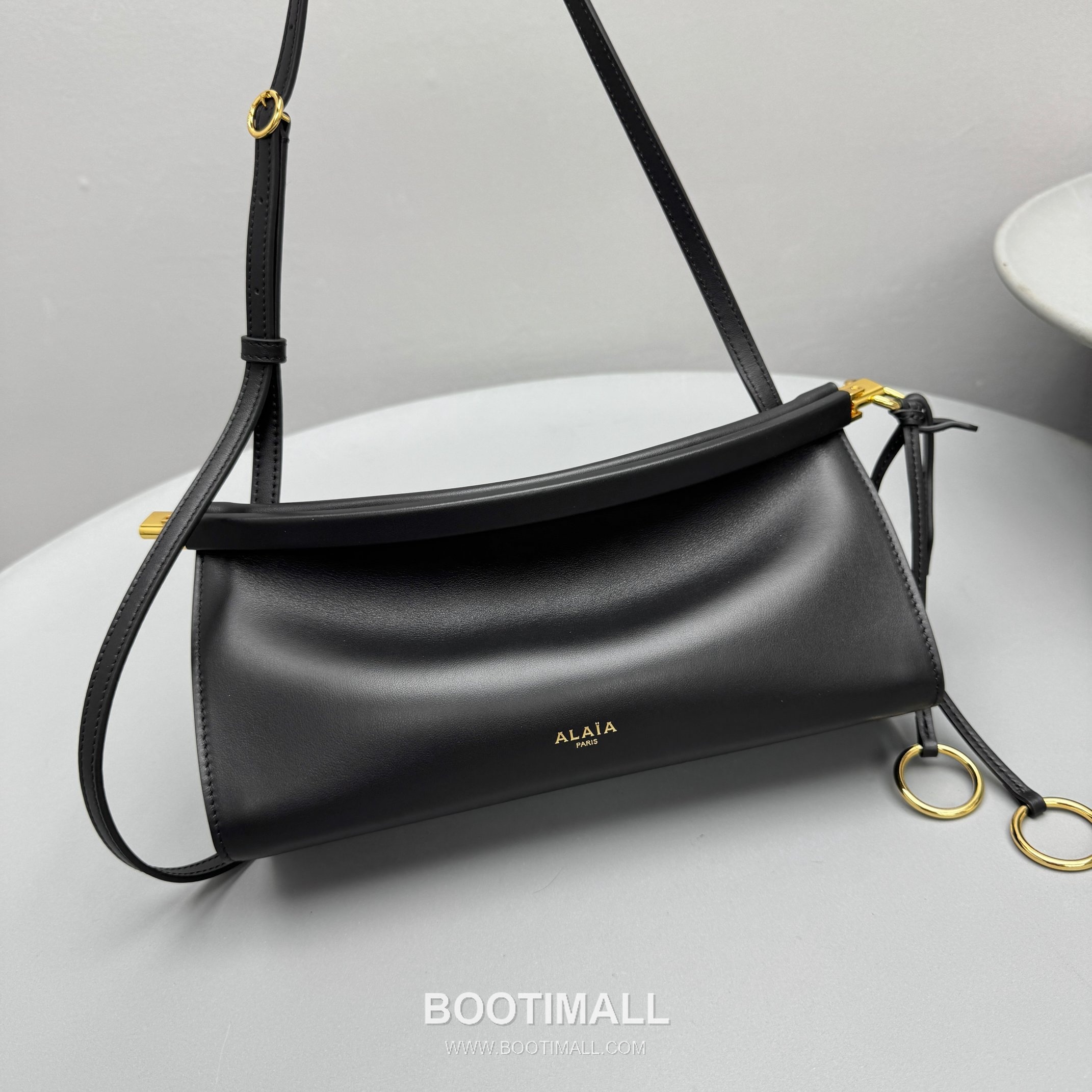 Alaïa Le Click Calfskin Leather Crossbody Shoulder Bag with Adjustable Strap Detail 알라이아 르 클릭 카프스킨 블랙 크로스 숄더백 4490 25cm 5