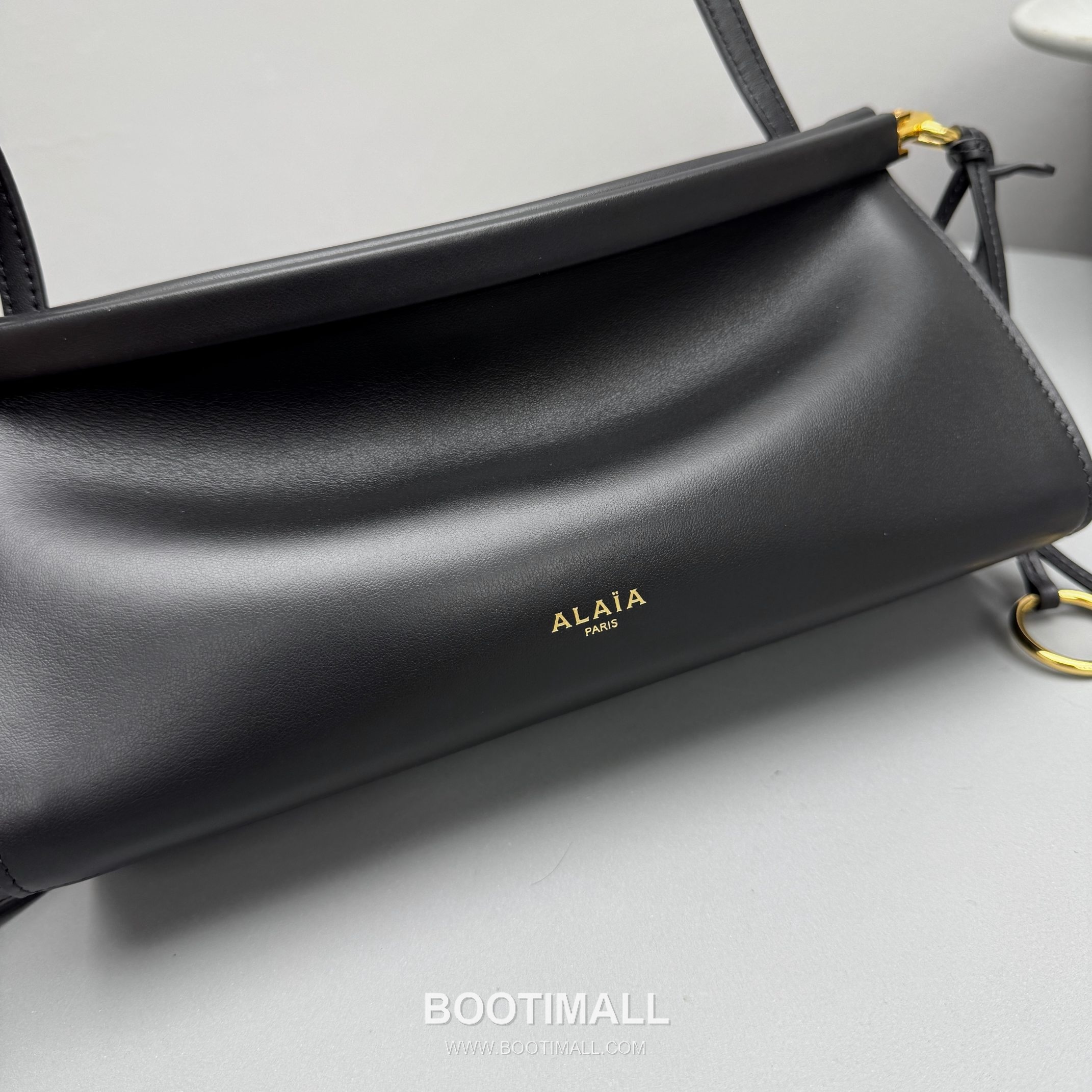 Alaïa Le Click Calfskin Leather Crossbody Shoulder Bag with Adjustable Strap Detail 알라이아 르 클릭 카프스킨 블랙 크로스 숄더백 4490 25cm 6