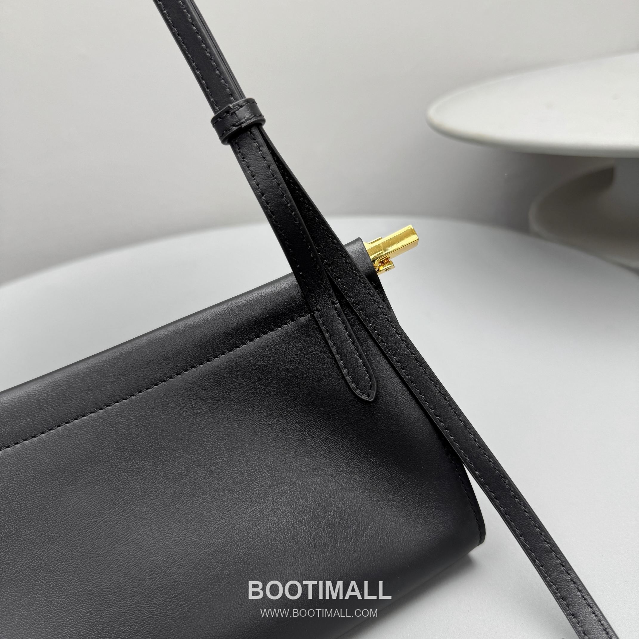 Alaïa Le Click Calfskin Leather Crossbody Shoulder Bag with Adjustable Strap Detail 알라이아 르 클릭 카프스킨 블랙 크로스 숄더백 4490 25cm 7