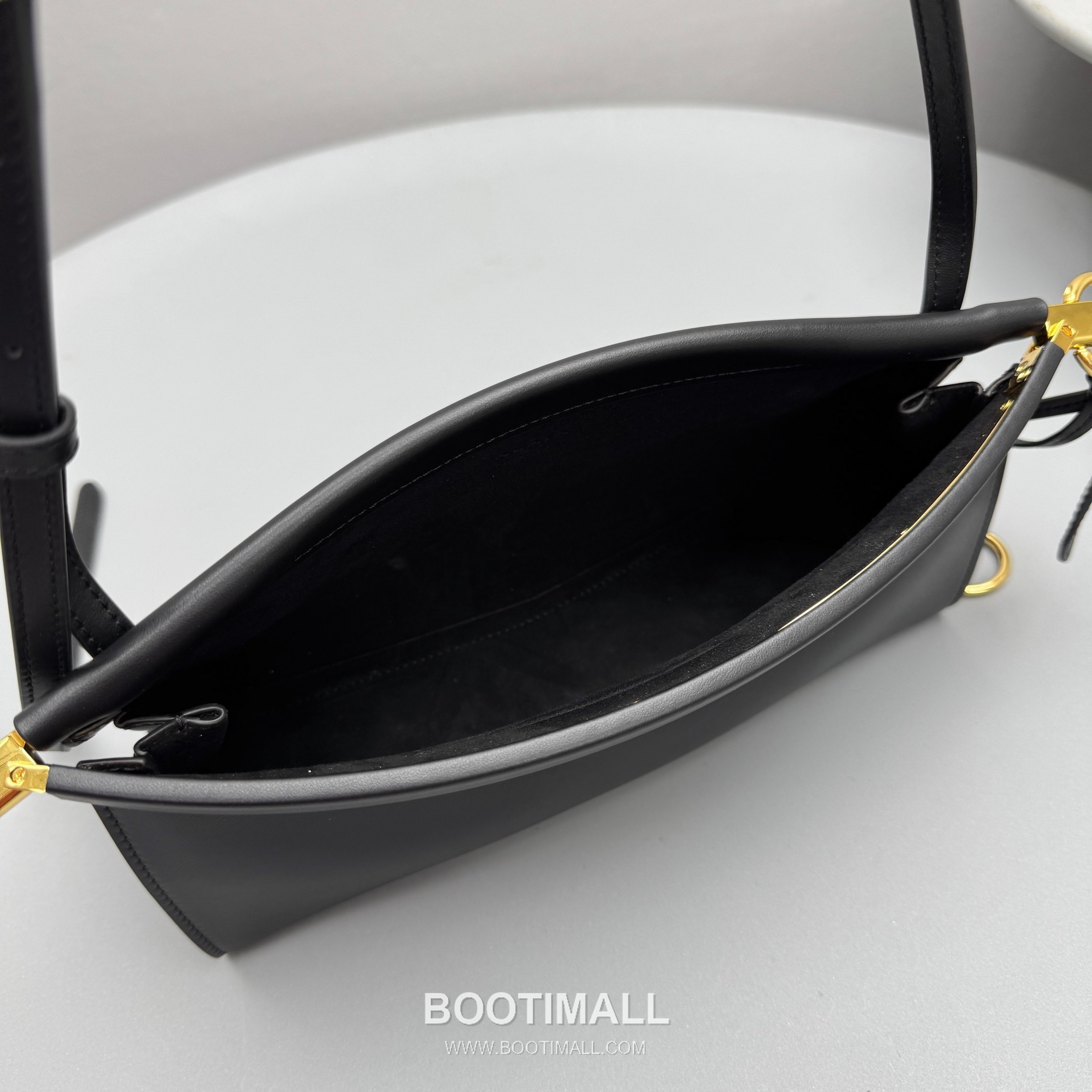 Alaïa Le Click Calfskin Leather Crossbody Shoulder Bag with Adjustable Strap Detail 알라이아 르 클릭 카프스킨 블랙 크로스 숄더백 4490 25cm 8