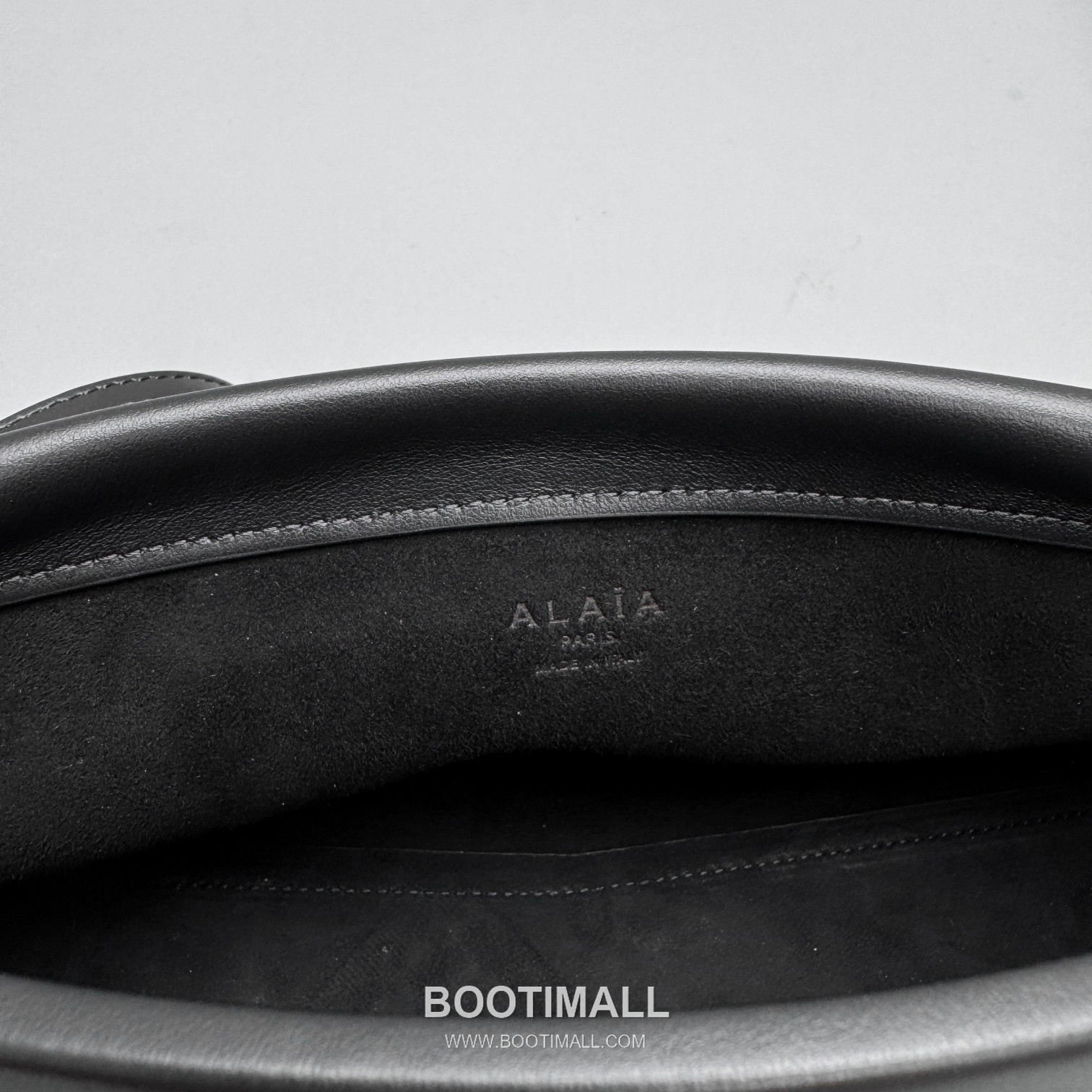 Alaïa Le Click Calfskin Leather Crossbody Shoulder Bag with Adjustable Strap Detail 알라이아 르 클릭 카프스킨 블랙 크로스 숄더백 4490 25cm 9