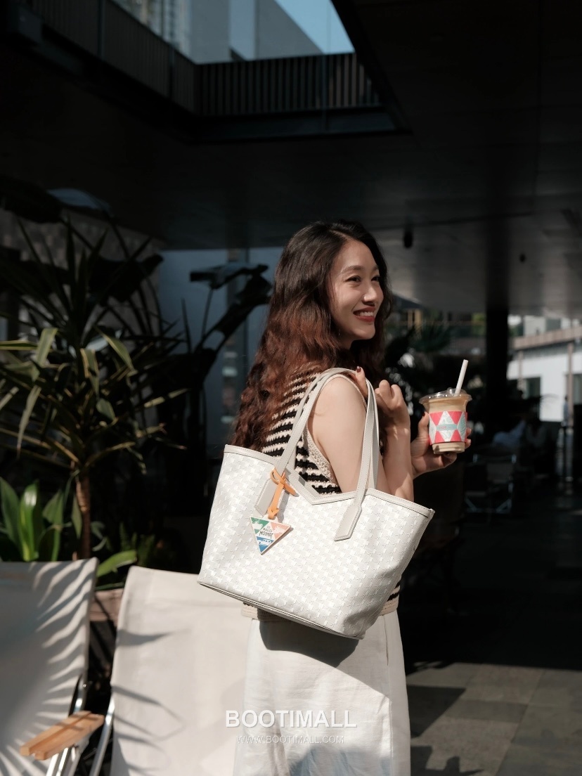 Moynat M Canvas Tote Canvas Leather Trim Tote Bag 모이나 M 캔버스 그레이 토트백 C13001m 39cm 1