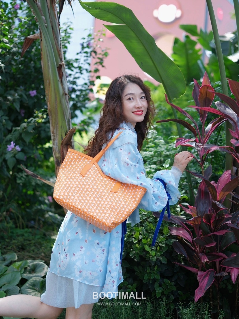 Moynat M Canvas Tote Canvas Leather Trim Tote Bag 모이나 M 캔버스 그레이 토트백 C13001m 39cm 2