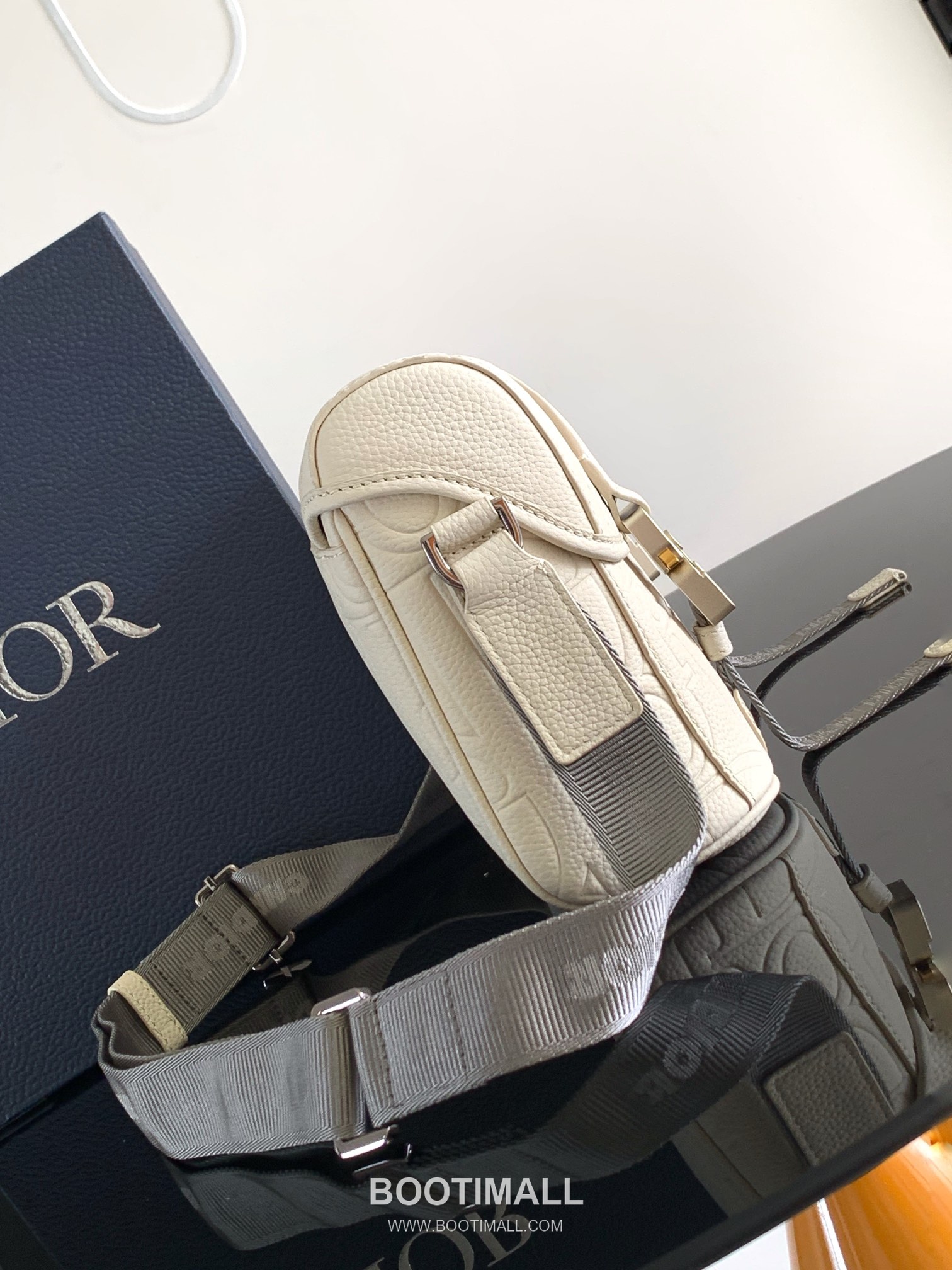 Dior Hit the Road Gravity Leather Messenger Crossbody Bag 디올 히트더로드 그래비티 레더 아이보리 크로스 메신저백 1ESPO333 24cm 2