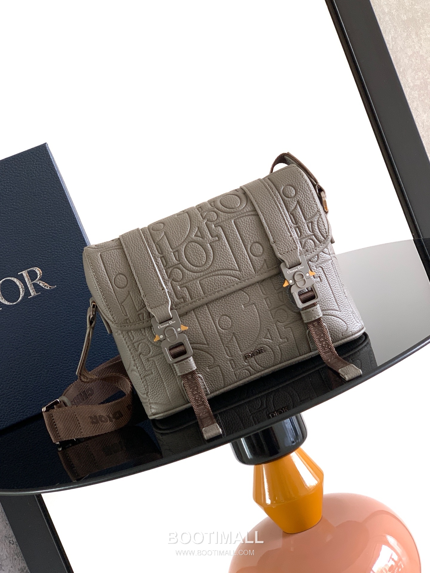 Dior Hit the Road Gravity Embossed Leather Messenger Crossbody Bag 디올 히트더로드 그래비티 엠보스드 레더 블랙 크로스 메신저백 EDA-1ESPO333 24cm 1
