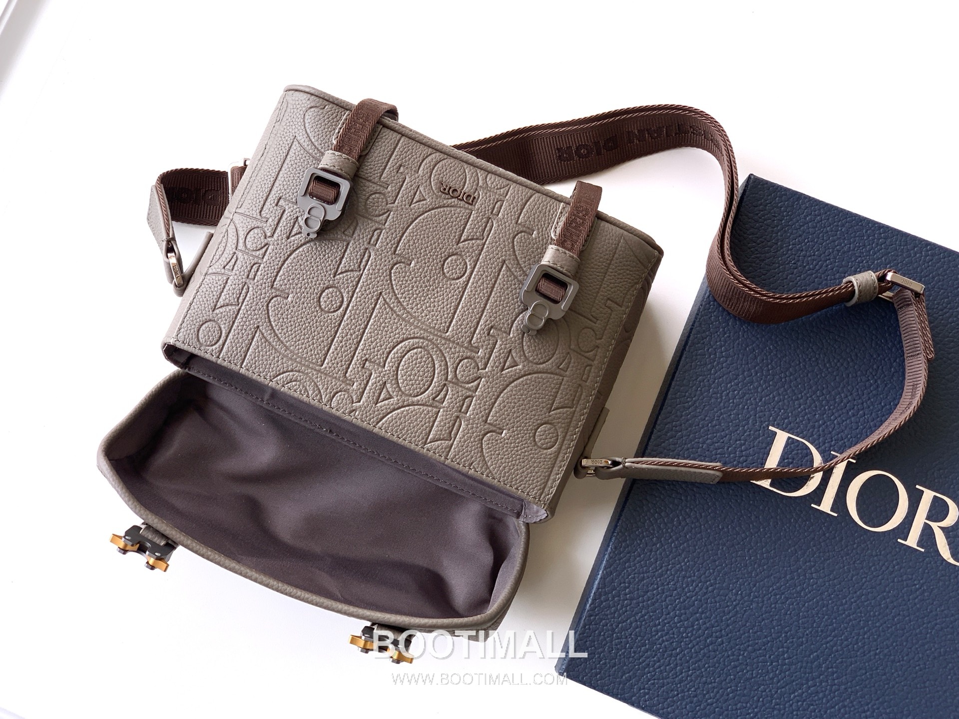Dior Hit the Road Gravity Embossed Leather Messenger Crossbody Bag 디올 히트더로드 그래비티 엠보스드 레더 블랙 크로스 메신저백 EDA-1ESPO333 24cm 5