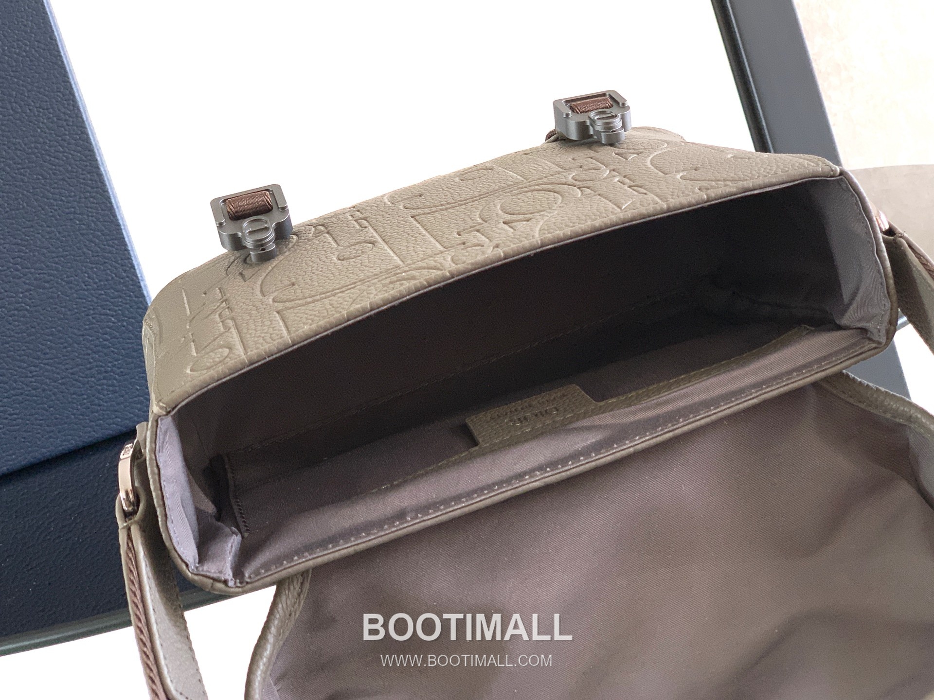 Dior Hit the Road Gravity Embossed Leather Messenger Crossbody Bag 디올 히트더로드 그래비티 엠보스드 레더 블랙 크로스 메신저백 EDA-1ESPO333 24cm 8