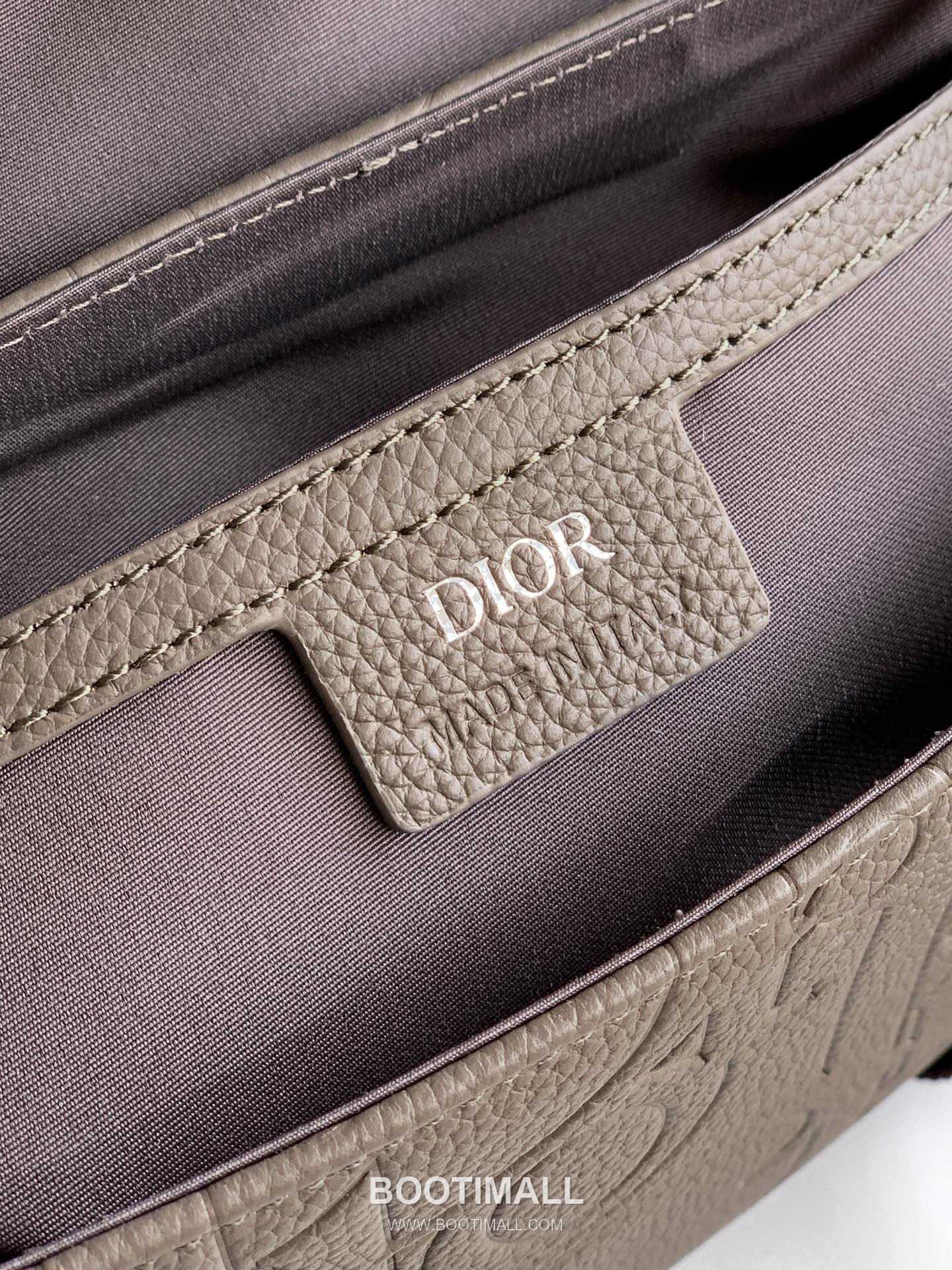 Dior Hit the Road Gravity Embossed Leather Messenger Crossbody Bag 디올 히트더로드 그래비티 엠보스드 레더 블랙 크로스 메신저백 EDA-1ESPO333 24cm 9