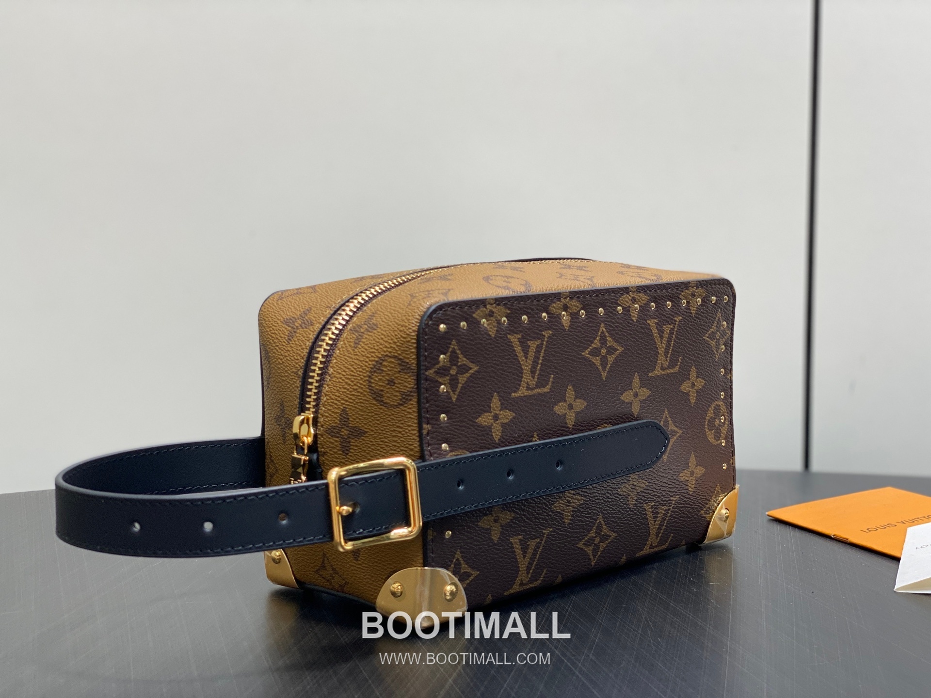 Louis Vuitton Locker Dopp Kit Monogram Coated Canvas Clutch Pouch 루이비통 로커 도프 키트 모노그램 코팅 캔버스 브라운 클러치 파우치 M29313 19cm 6