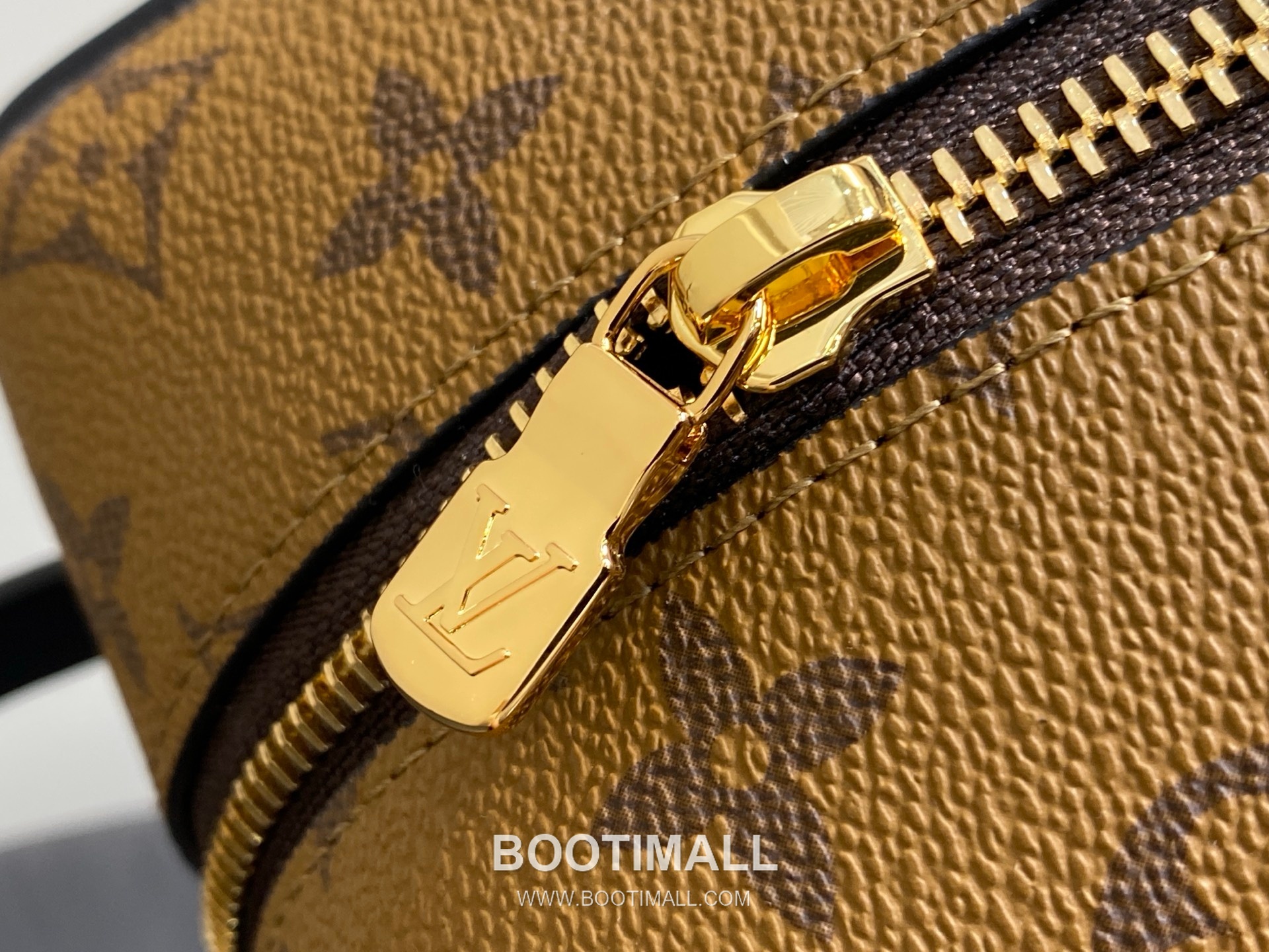 Louis Vuitton Locker Dopp Kit Monogram Coated Canvas Clutch Pouch 루이비통 로커 도프 키트 모노그램 코팅 캔버스 브라운 클러치 파우치 M29313 19cm 10