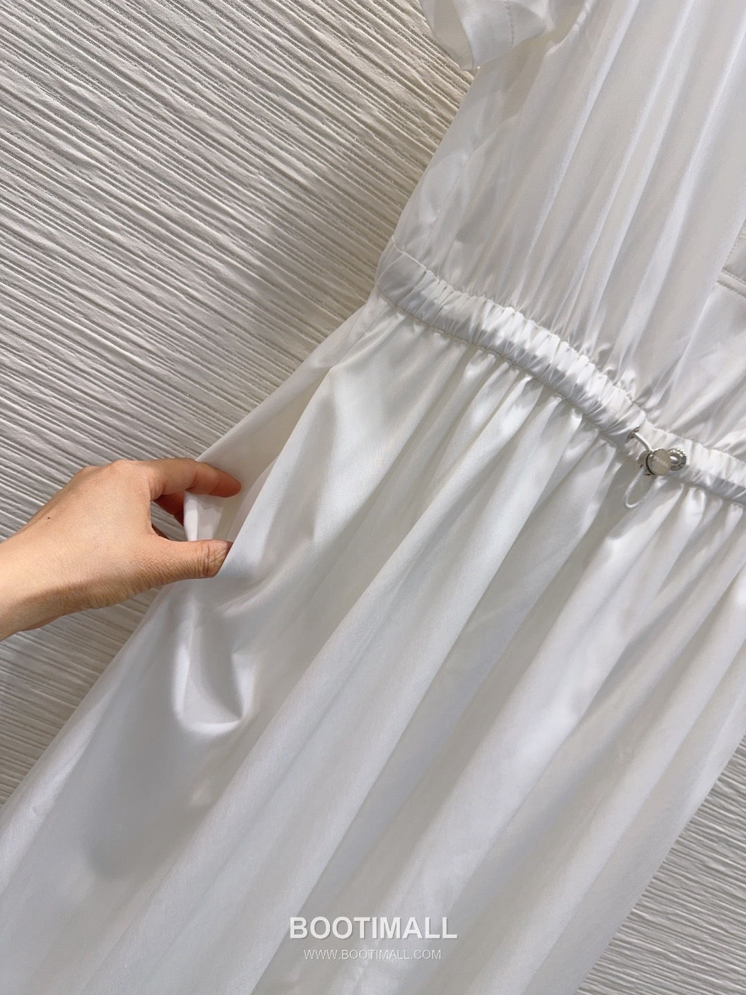 Prada SS26 Polyester Adjustable Waist Logo Sleeve One Piece 프라다 SS26 폴리에스터 허리조절 로고 슬리브 블랙 원피스 15