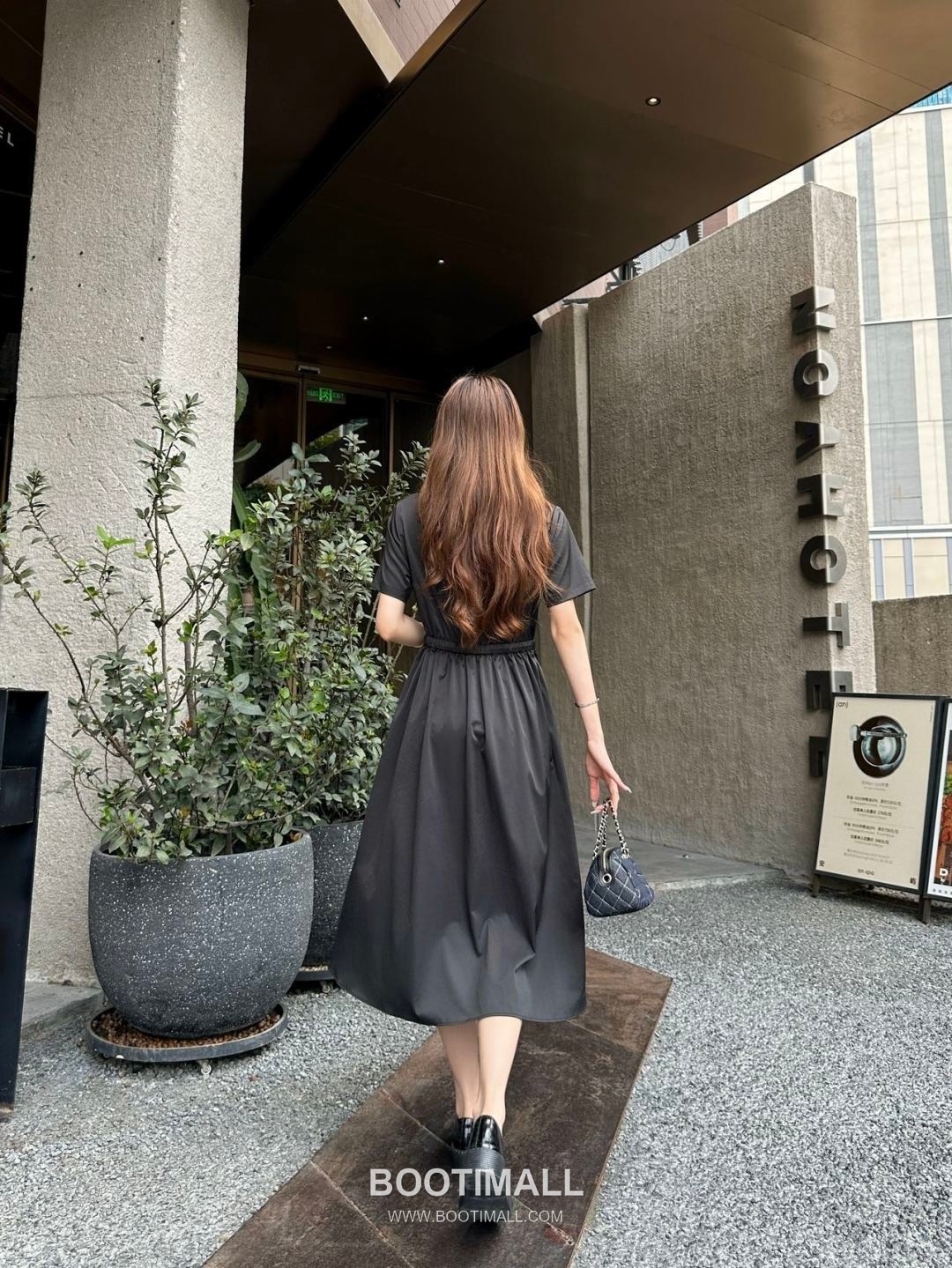 Prada SS26 Polyester Elastic Waist Short Sleeve One Piece 프라다 SS26 폴리에스터 밴딩 허리 반팔 블랙 원피스 7