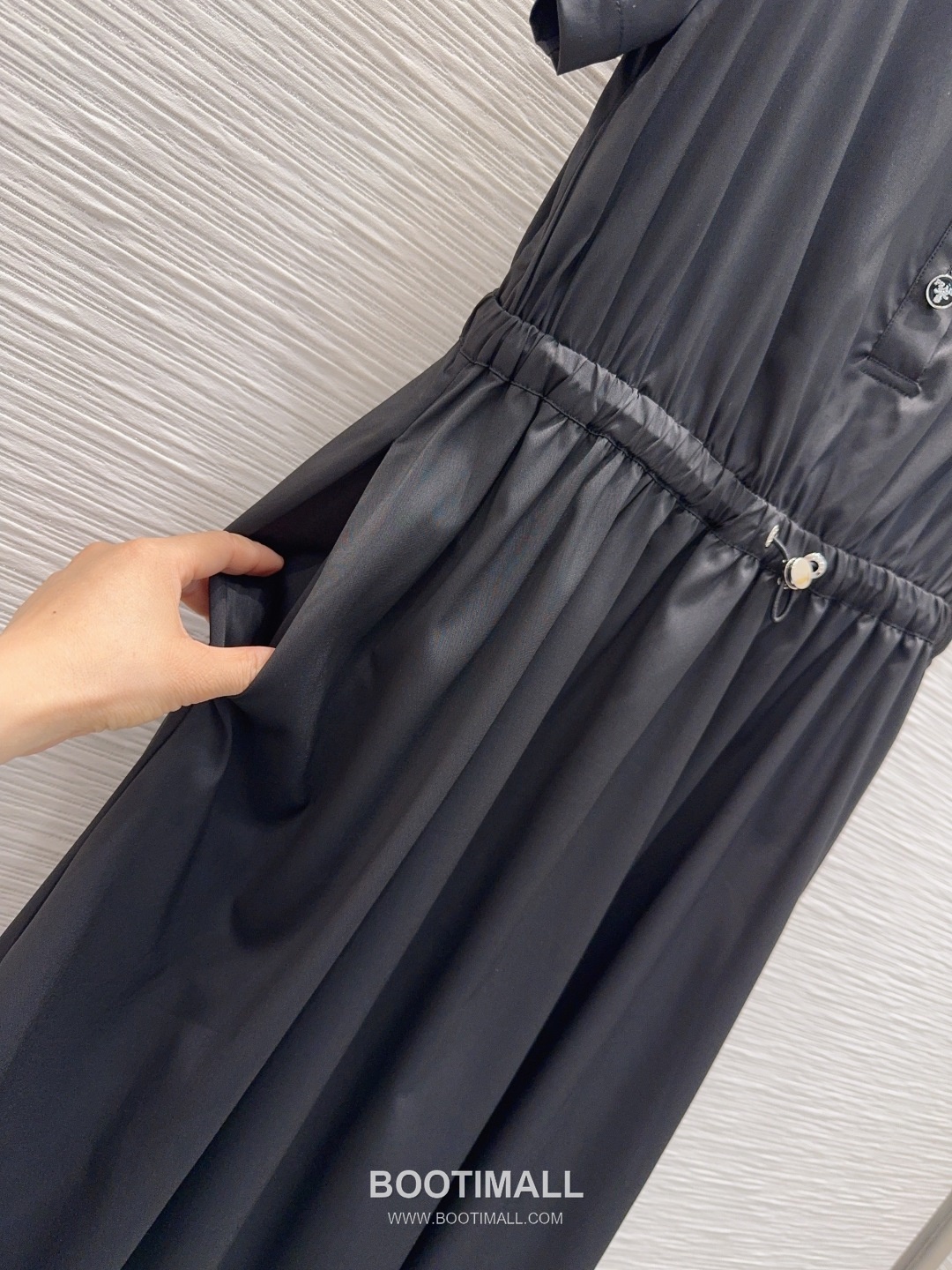 Prada SS26 Polyester Elastic Waist Short Sleeve One Piece 프라다 SS26 폴리에스터 밴딩 허리 반팔 블랙 원피스 15