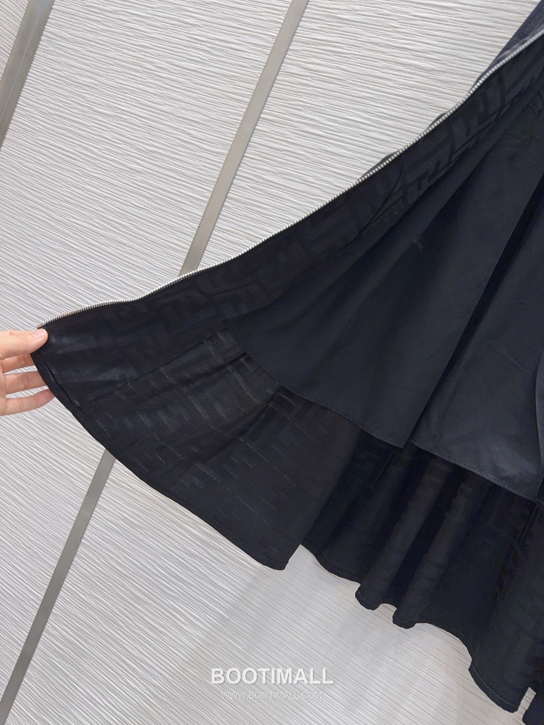 Fendi SS26 Acetate Jacquard Zip Collar Short Sleeve One Piece 펜디 SS26 아세테이트 자카드 집업 카라 블랙 원피스 17