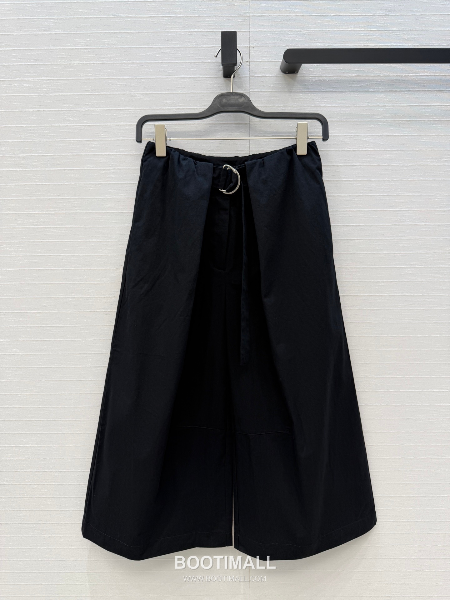 Loewe SS26 Twill Cotton Pleated Drawstring Wide Pants 로에베 SS26 트윌 코튼 플리츠 드로스트링 블랙 팬츠 1