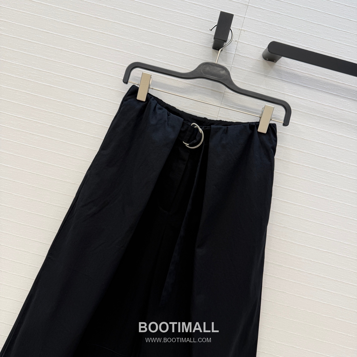 Loewe SS26 Twill Cotton Pleated Drawstring Wide Pants 로에베 SS26 트윌 코튼 플리츠 드로스트링 블랙 팬츠 2