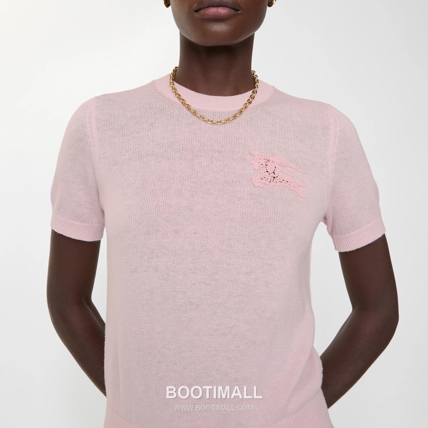 Burberry SS26 Wool Knight Logo Embroidered Knit T-Shirt 버버리 SS26 울 기사 로고 자수 니트 블랙 티셔츠 3