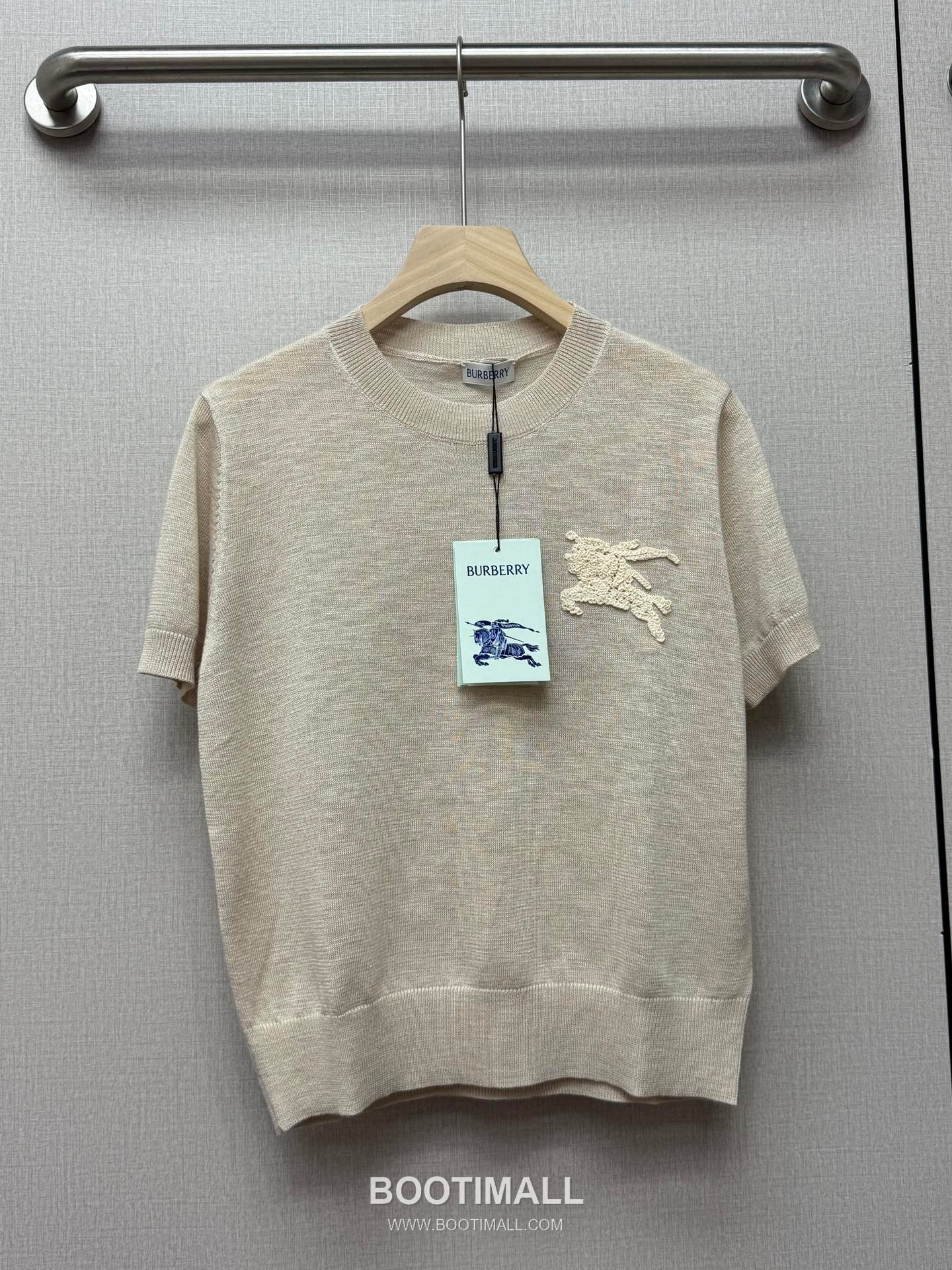 Burberry SS26 Wool Knight Logo Embroidered Knit T-Shirt 버버리 SS26 울 기사 로고 자수 니트 블랙 티셔츠 1