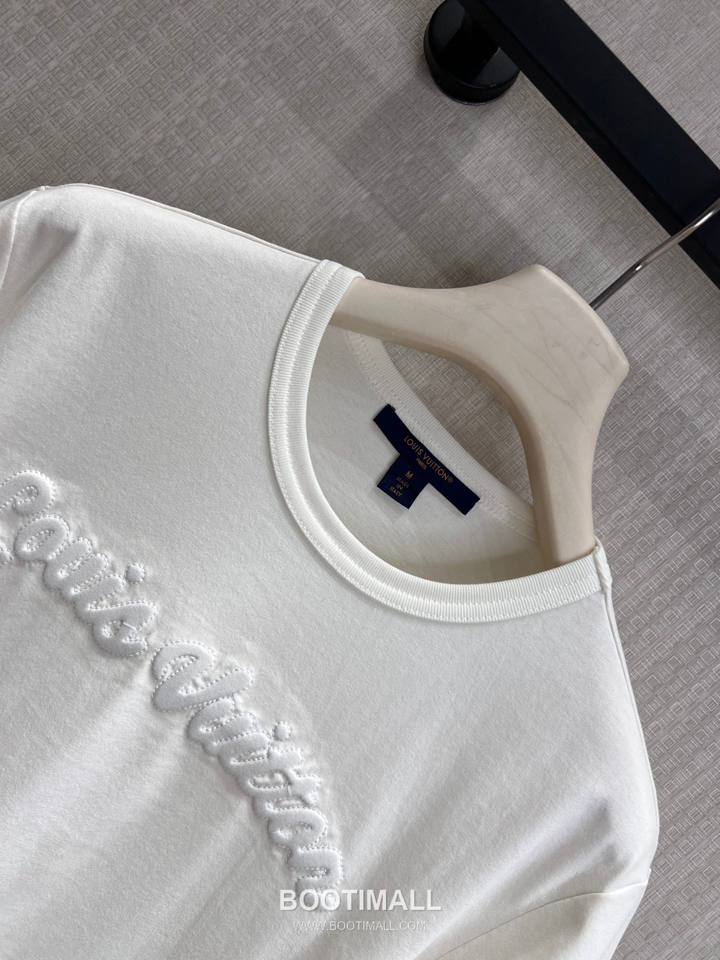 Louis Vuitton SS26 Cotton Embroidered Relief Logo T-Shirt 루이비통 SS26 코튼 자수 릴리프 로고 화이트 티셔츠 12