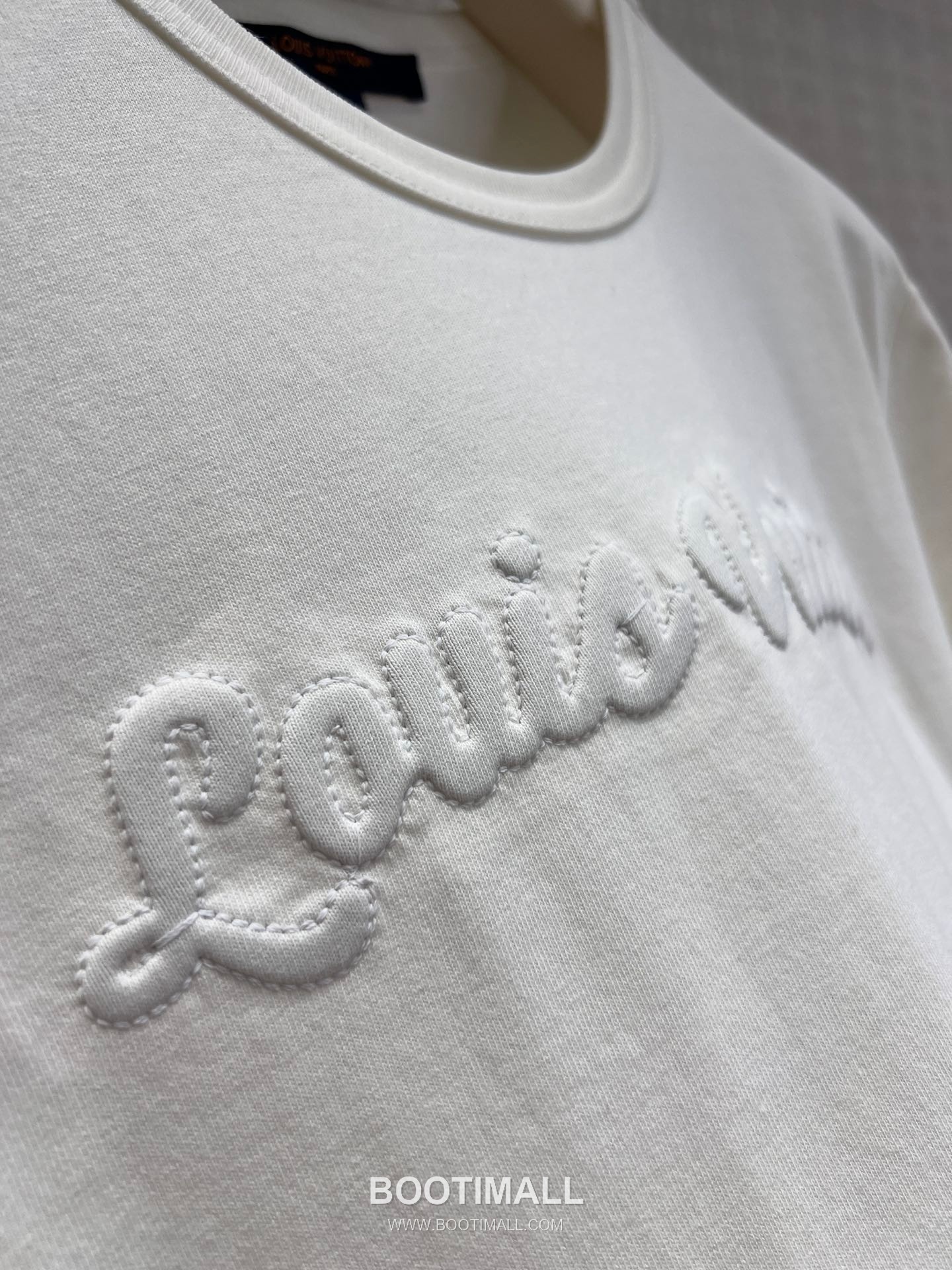 Louis Vuitton SS26 Cotton Embroidered Relief Logo T-Shirt 루이비통 SS26 코튼 자수 릴리프 로고 화이트 티셔츠 14