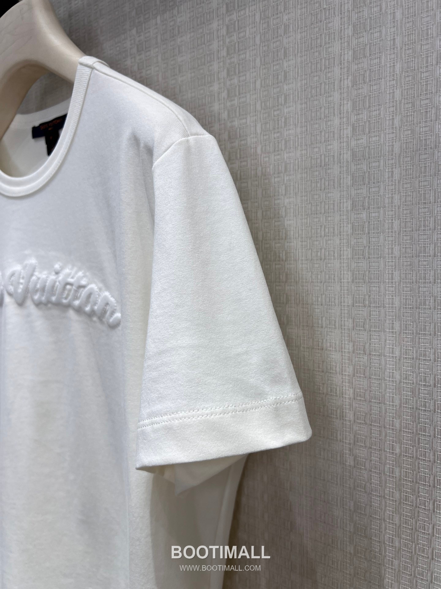 Louis Vuitton SS26 Cotton Embroidered Relief Logo T-Shirt 루이비통 SS26 코튼 자수 릴리프 로고 화이트 티셔츠 15
