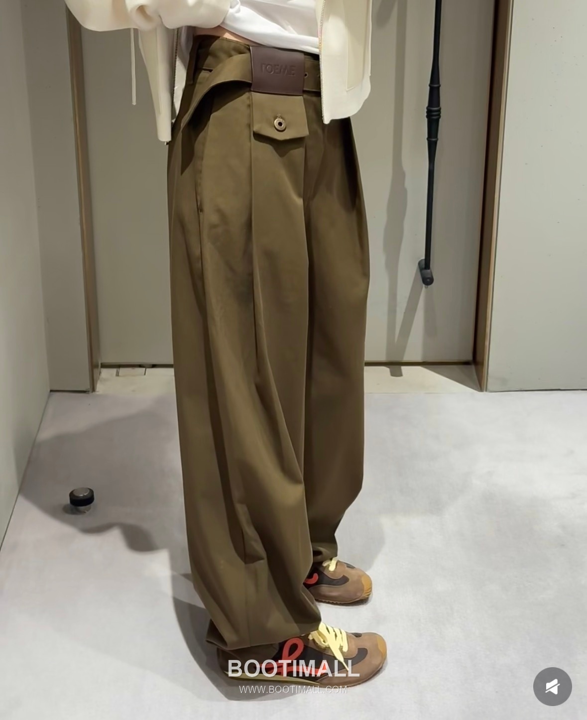 Loewe SS26 Cotton Pleated Belted Wide Pants 로에베 SS26 코튼 플리츠 벨트 와이드 그린 팬츠 3