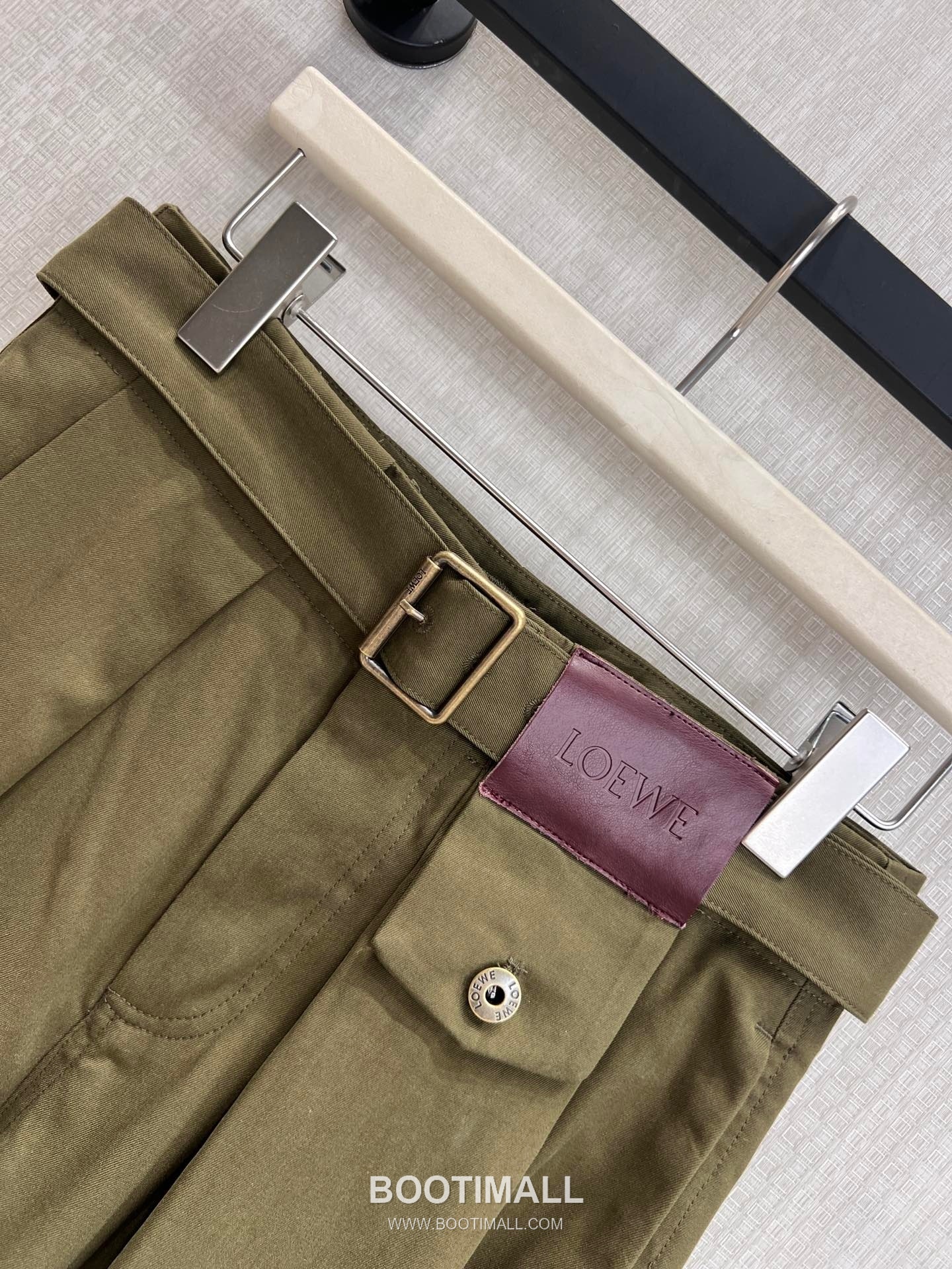 Loewe SS26 Cotton Pleated Belted Wide Pants 로에베 SS26 코튼 플리츠 벨트 와이드 그린 팬츠 12