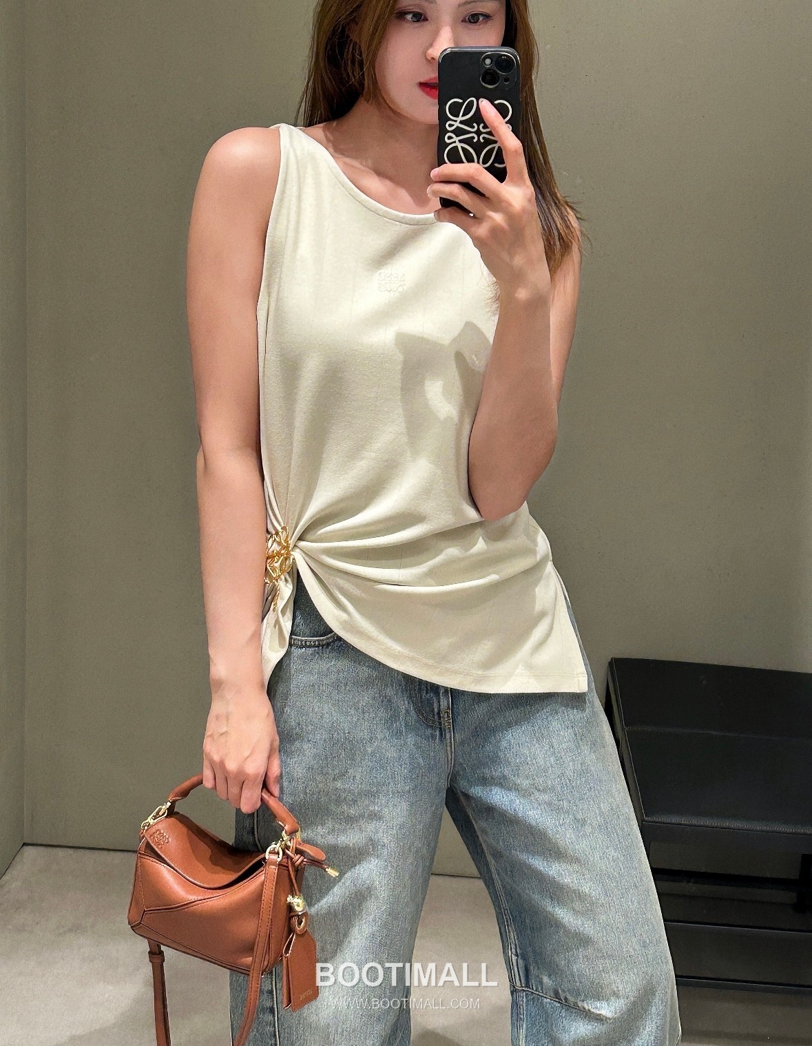 Loewe SS26 Cotton Logo Embroidered Knot Sleeveless Top 로에베 SS26 코튼 로고 자수 트위스트 블랙 탑 1