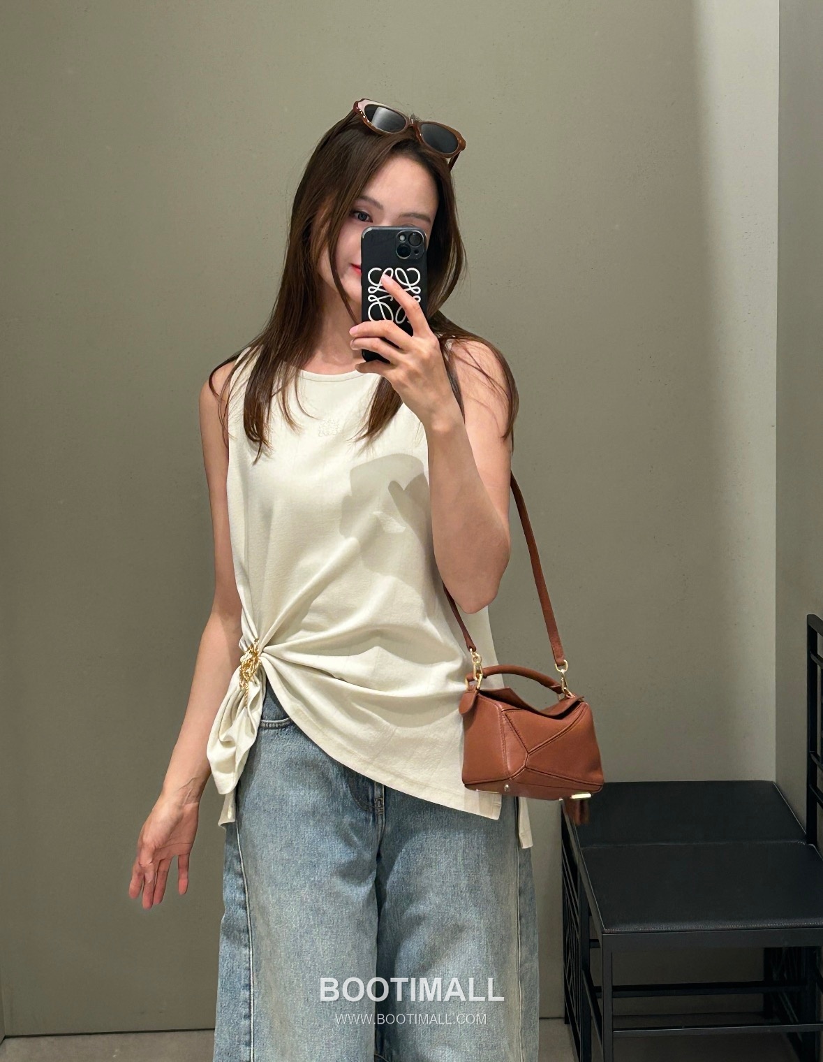 Loewe SS26 Cotton Logo Embroidered Knot Sleeveless Top 로에베 SS26 코튼 로고 자수 트위스트 블랙 탑 5