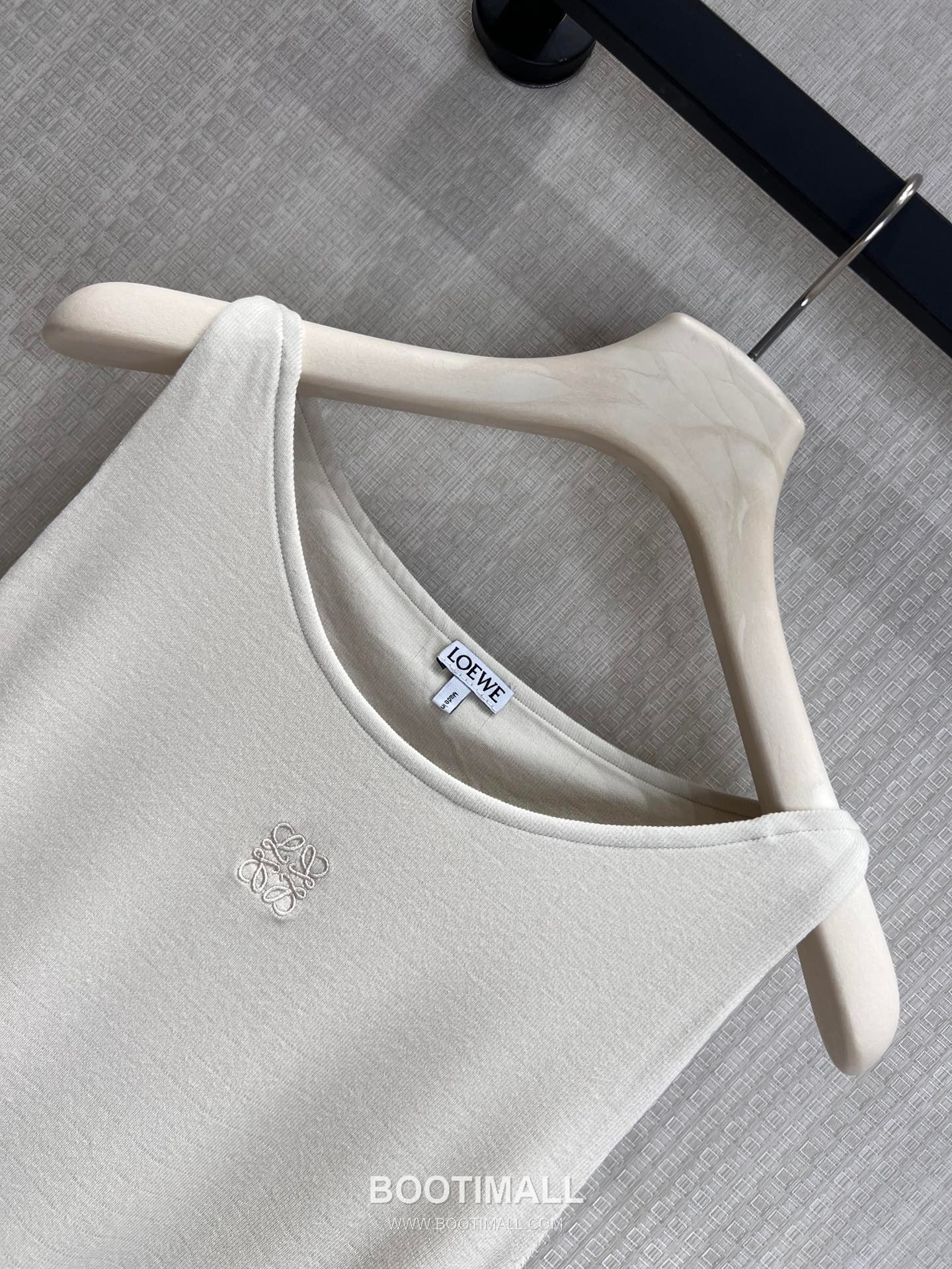 Loewe SS26 Cotton Logo Embroidered Knot Sleeveless Top 로에베 SS26 코튼 로고 자수 트위스트 블랙 탑 9
