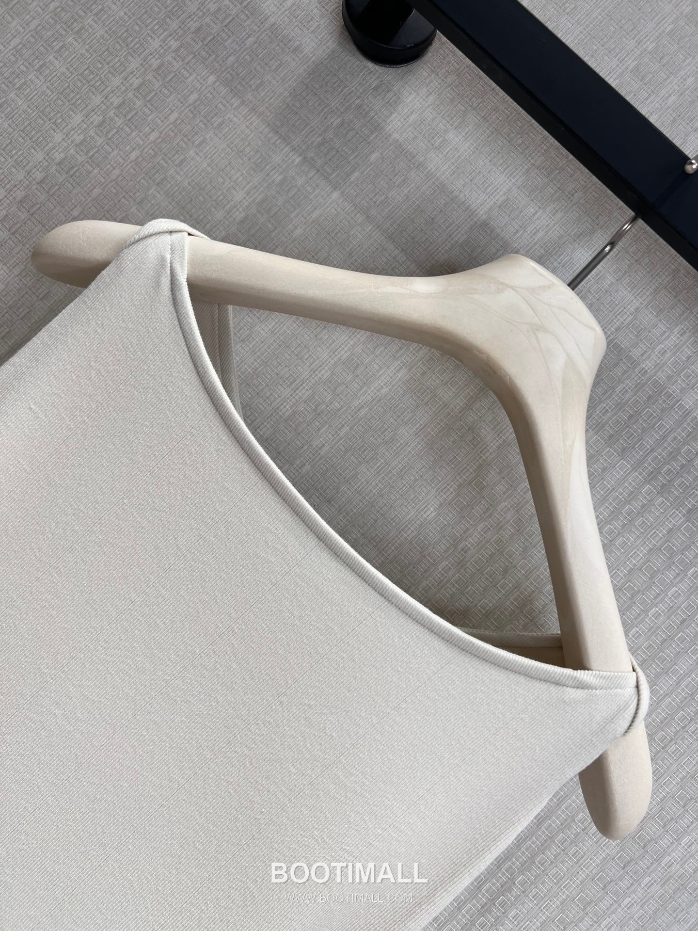 Loewe SS26 Cotton Logo Embroidered Knot Sleeveless Top 로에베 SS26 코튼 로고 자수 트위스트 블랙 탑 10