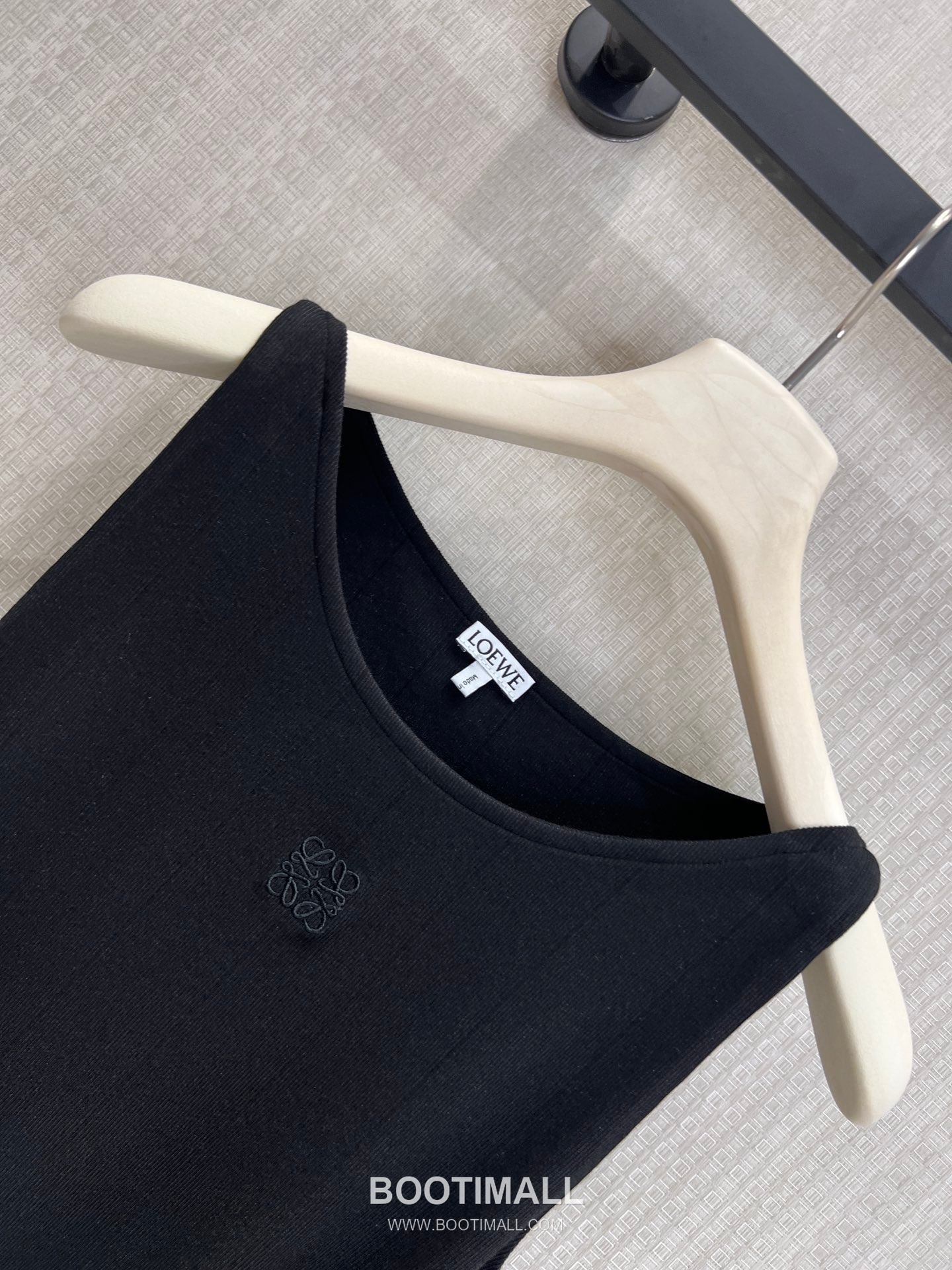 Loewe SS26 Cotton Logo Embroidered Knot Sleeveless Top 로에베 SS26 코튼 로고 자수 트위스트 블랙 탑 19