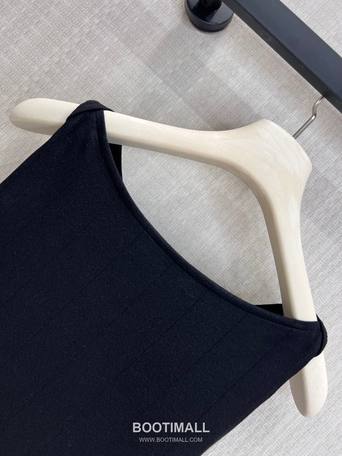 Loewe SS26 Cotton Logo Embroidered Knot Sleeveless Top 로에베 SS26 코튼 로고 자수 트위스트 블랙 탑 20