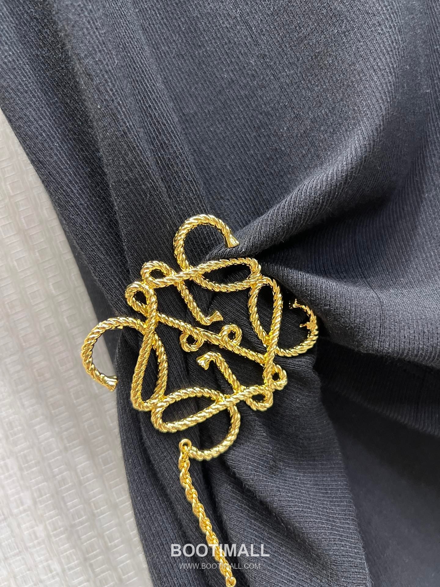 Loewe SS26 Cotton Logo Embroidered Knot Sleeveless Top 로에베 SS26 코튼 로고 자수 트위스트 블랙 탑 22