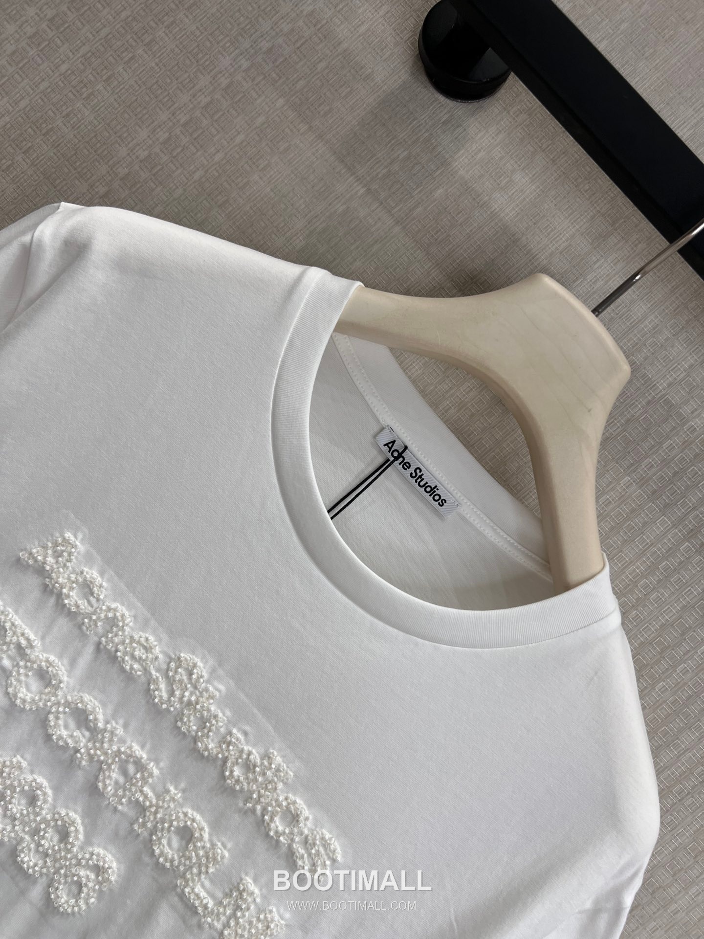 Acne Studios SS26 Cotton Beaded Logo T-Shirt 아크네스튜디오 SS26 코튼 비즈 로고 블랙 티셔츠 3