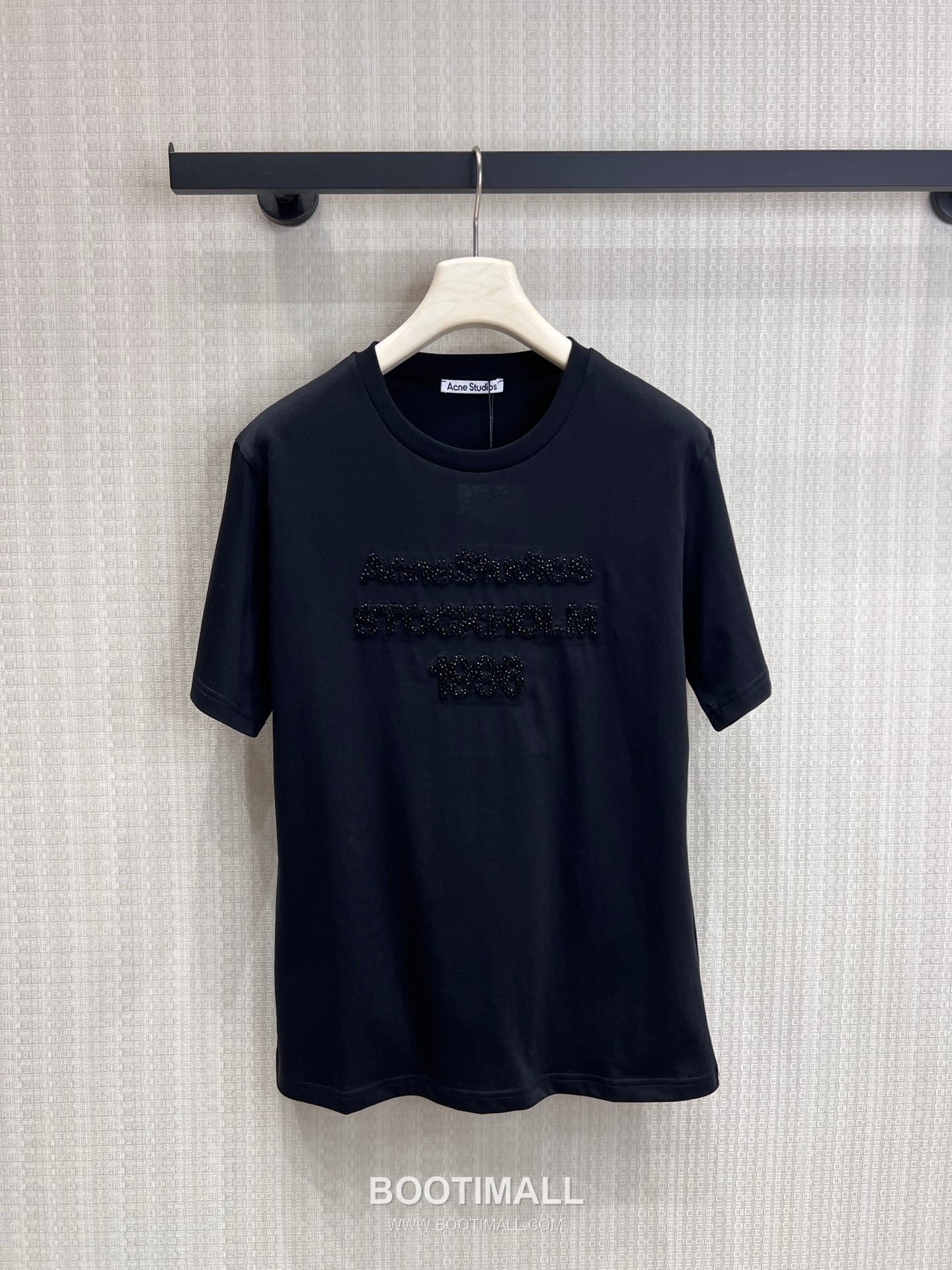 Acne Studios SS26 Cotton Beaded Logo T-Shirt 아크네스튜디오 SS26 코튼 비즈 로고 블랙 티셔츠 1